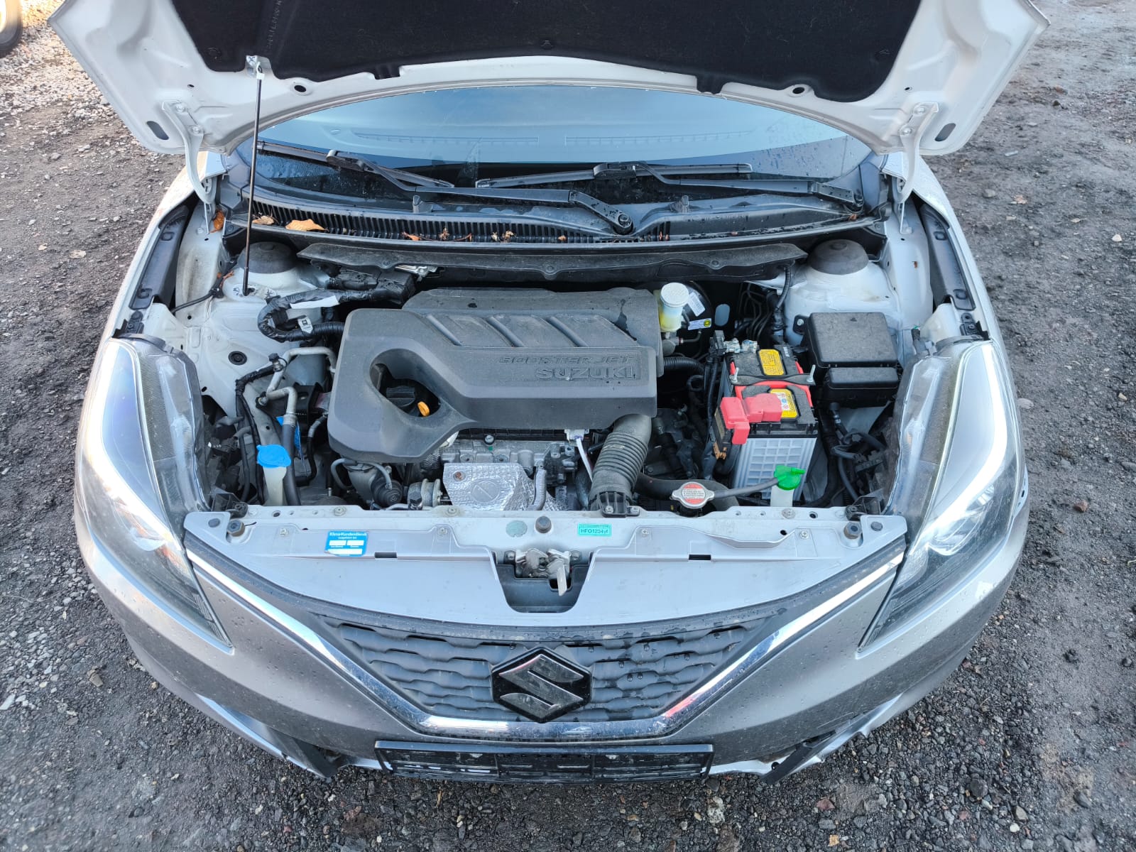 Suzuki mit Getriebeschaden im Motorraum von vorne fotografiert für Auto verkaufen in Magdeburg