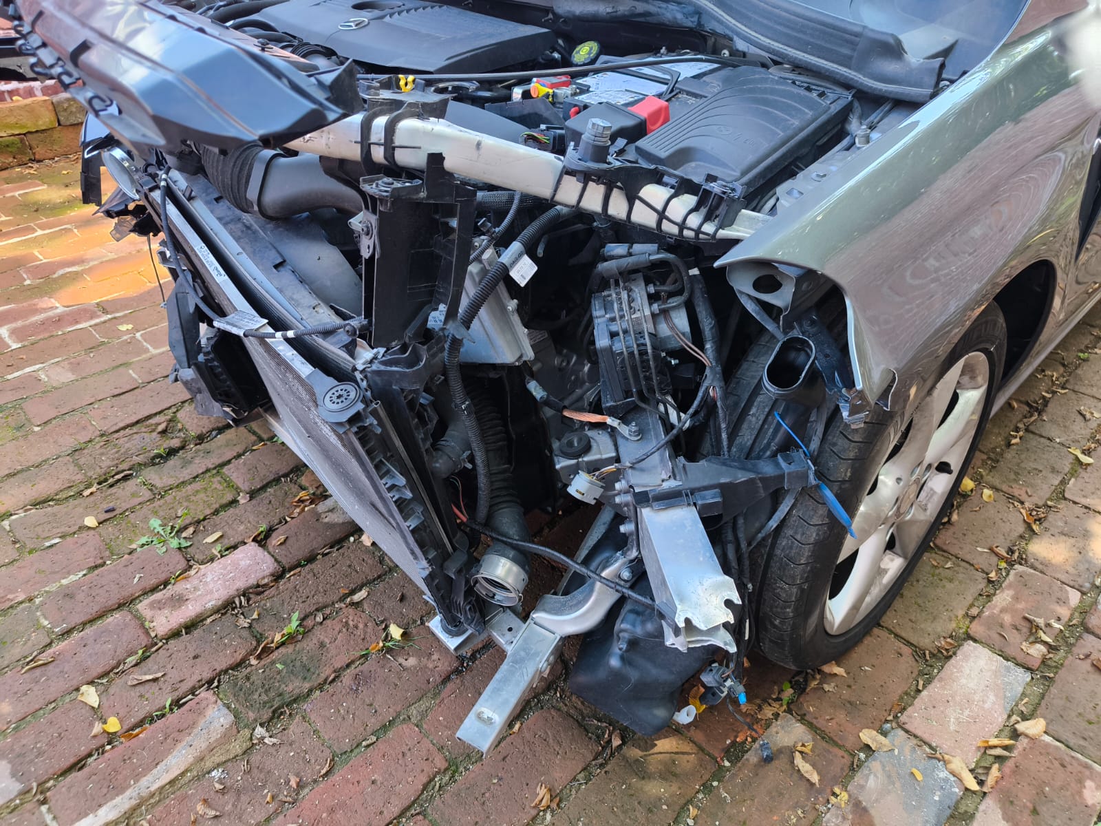 Stark beschädigter Mercedes mit Frontschaden nach Unfall in Magdeburg zum Verkaufen an Unfallwagen Händler