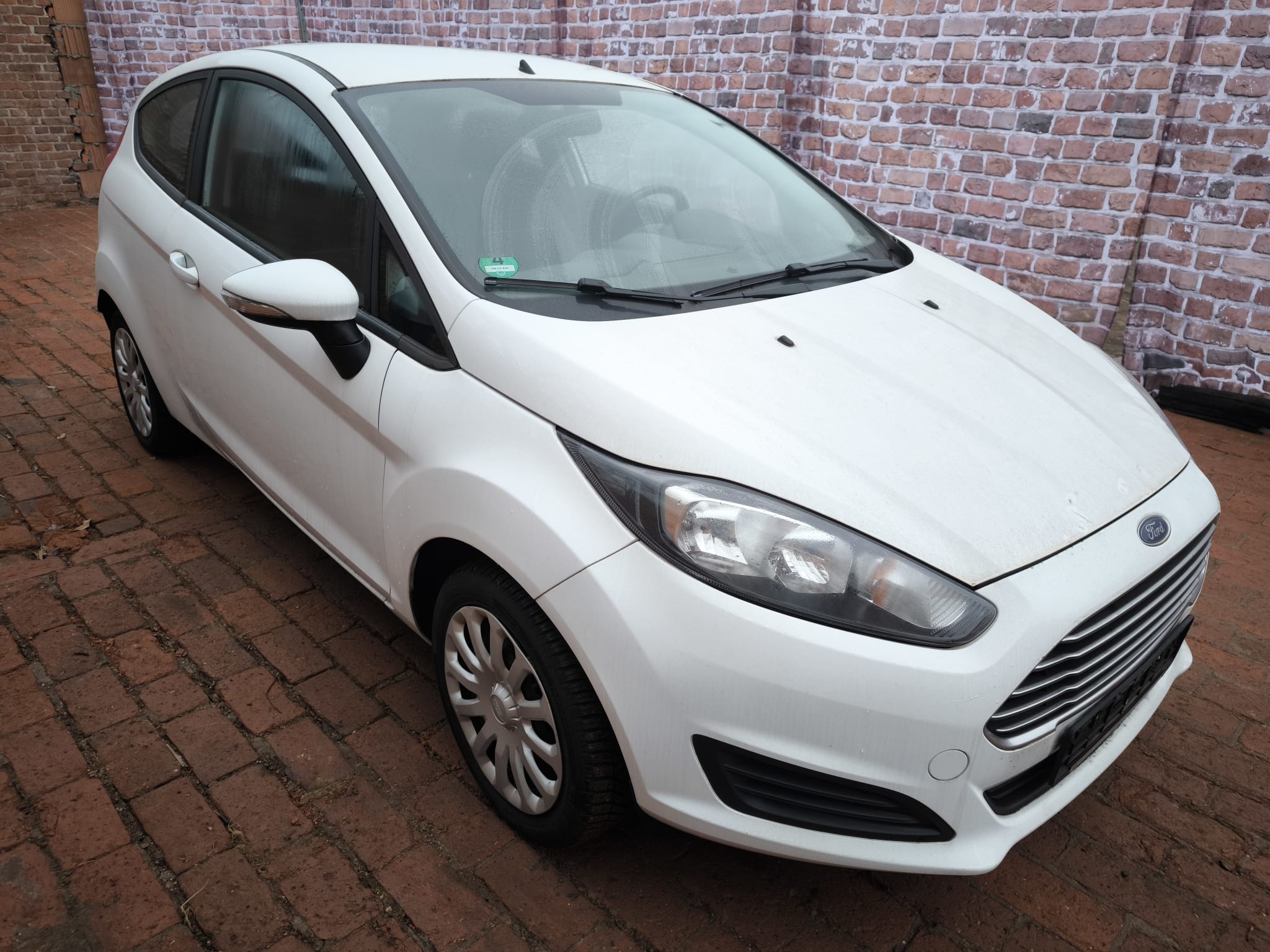 Weißer Ford Fiesta in Mannheim mit wirtschaftlichem Totalschaden verkaufen