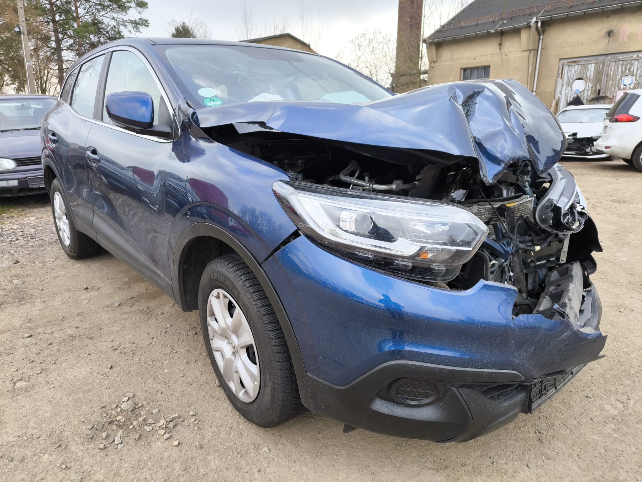 Schwer frontal beschädigtes SUV nach Unfall für unkompliziertes Auto verkaufen in Mannheim