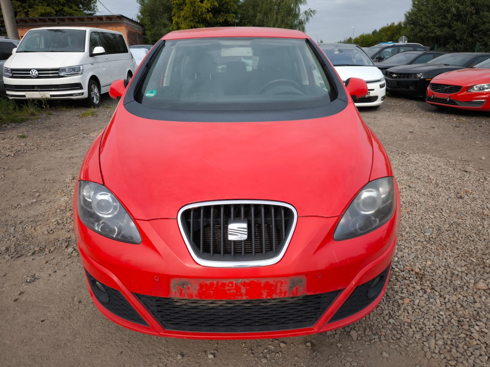 Roter Seat Leon mit Motorschaden auf Schotterplatz nach Verkauf in Marburg