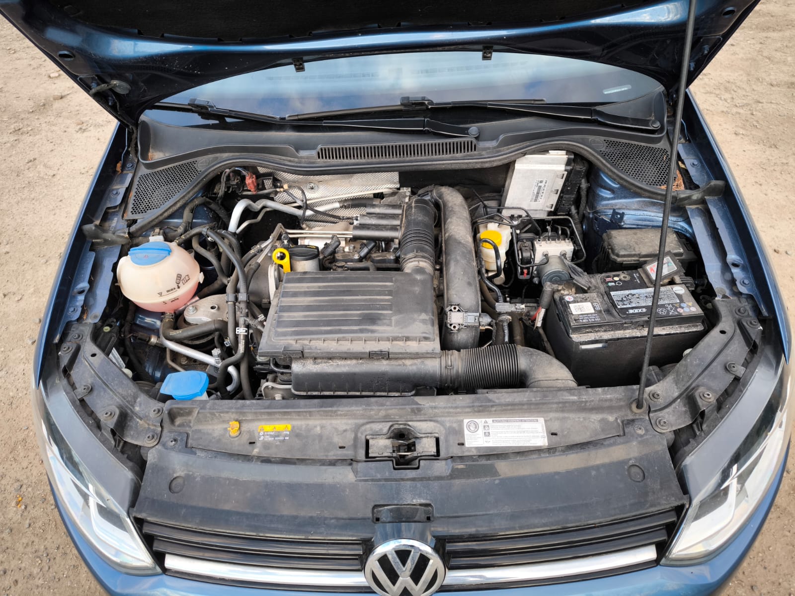 Verkaufter VW mit geöffnetem Motorraum und Getriebeschaden in Marl