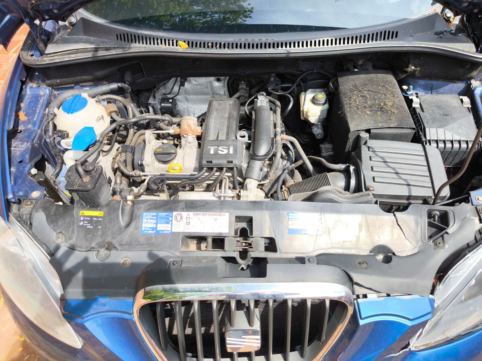Motorraum eines blauen Seat Leon TSI mit Motorschaden der bereits in Meerbusch verkauft wurde