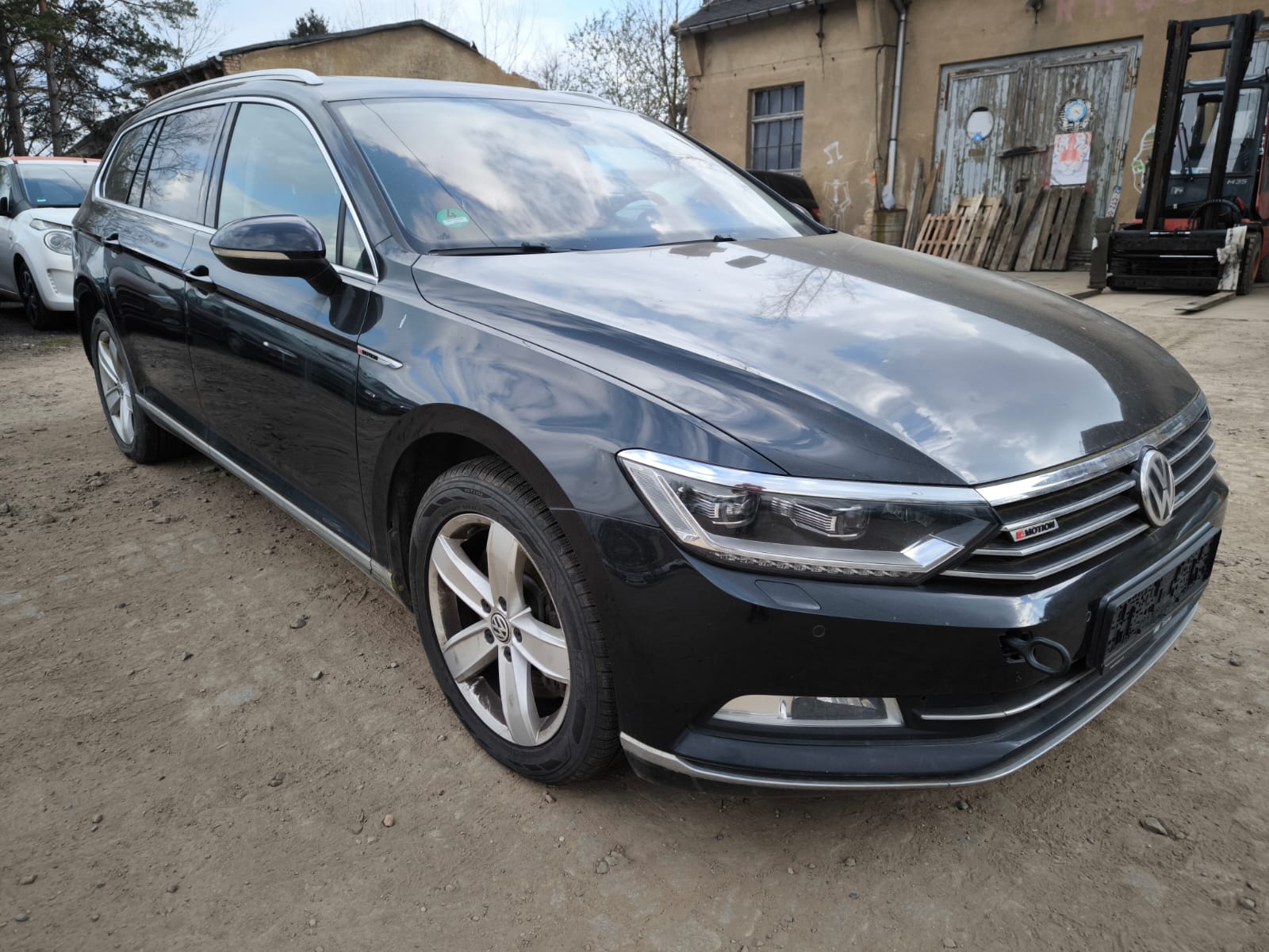 VW Passat Kombi als bereits verkaufter Unfallwagen für einfachen Online Autoverkauf in Meerbusch