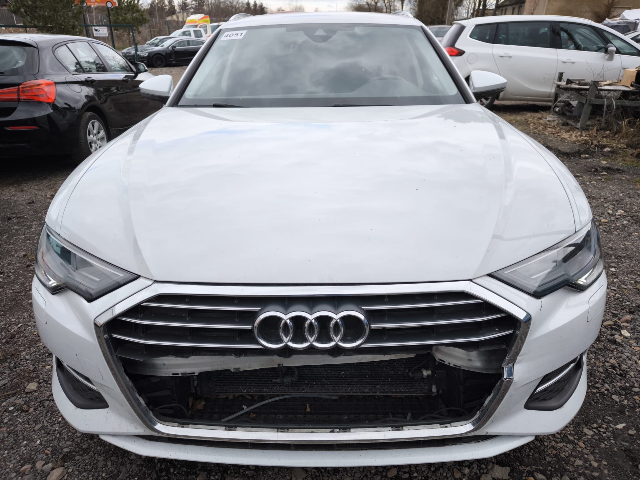 Beschädigter Audi A6 mit Frontschaden auf Schotterplatz als Beispiel um Unfallauto in Melle zu verkaufen