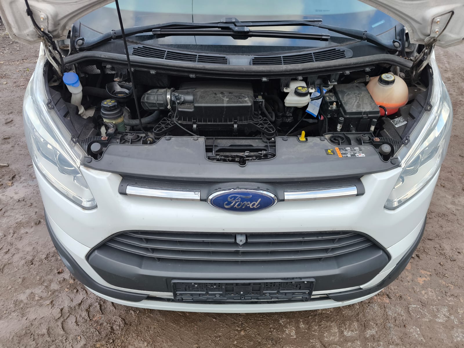 Weißer Ford Transit mit geöffnetem Motorraum nach Motorschaden in Memmingen sicher verkaufen