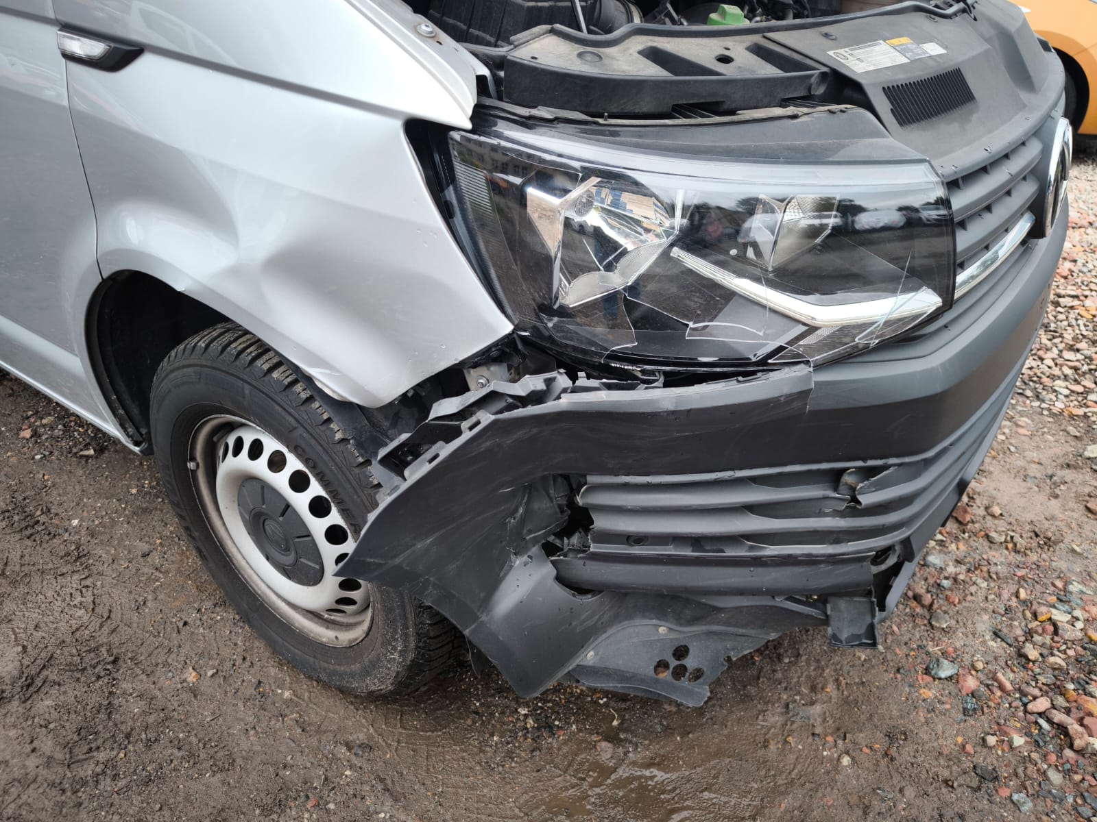 Beschädigter Transporter mit starkem Frontschaden nach Unfall in Memmingen verkaufen