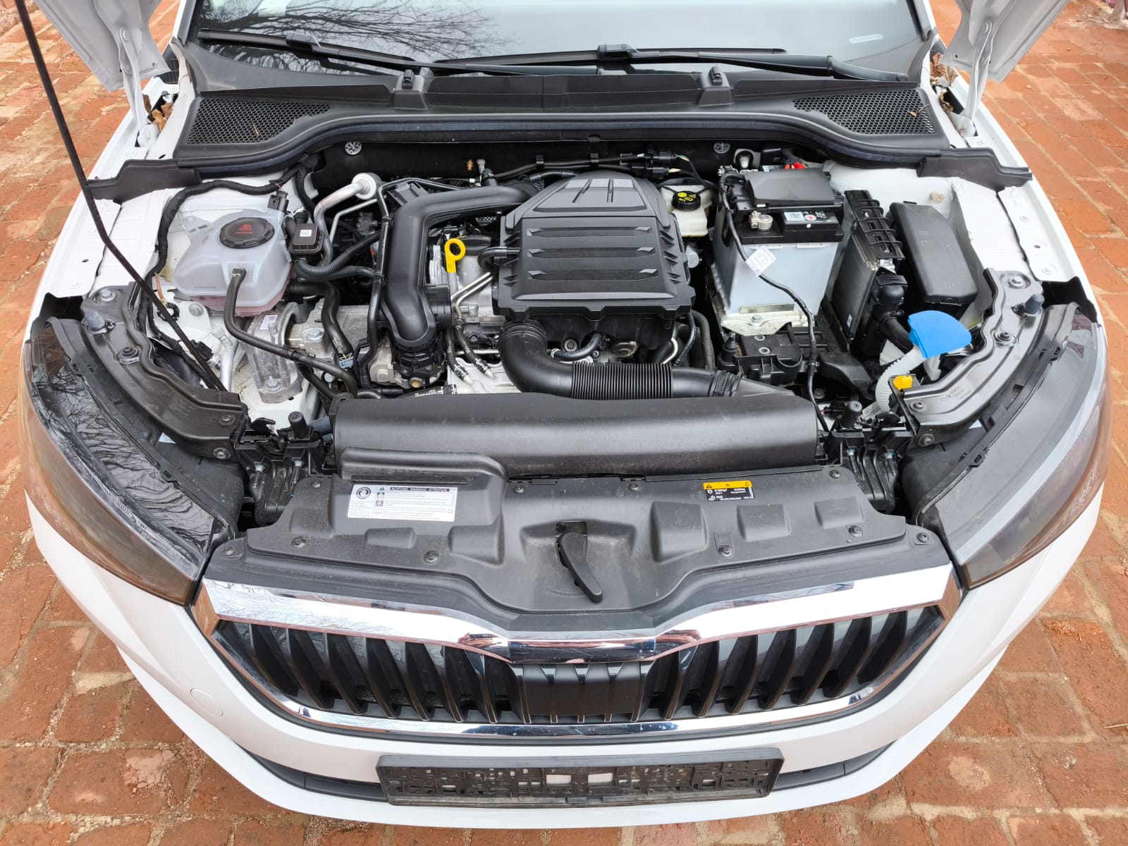 Skoda mit Motorschaden im geöffneten Motorraum für Auto mit Getriebeschaden in Menden verkaufen