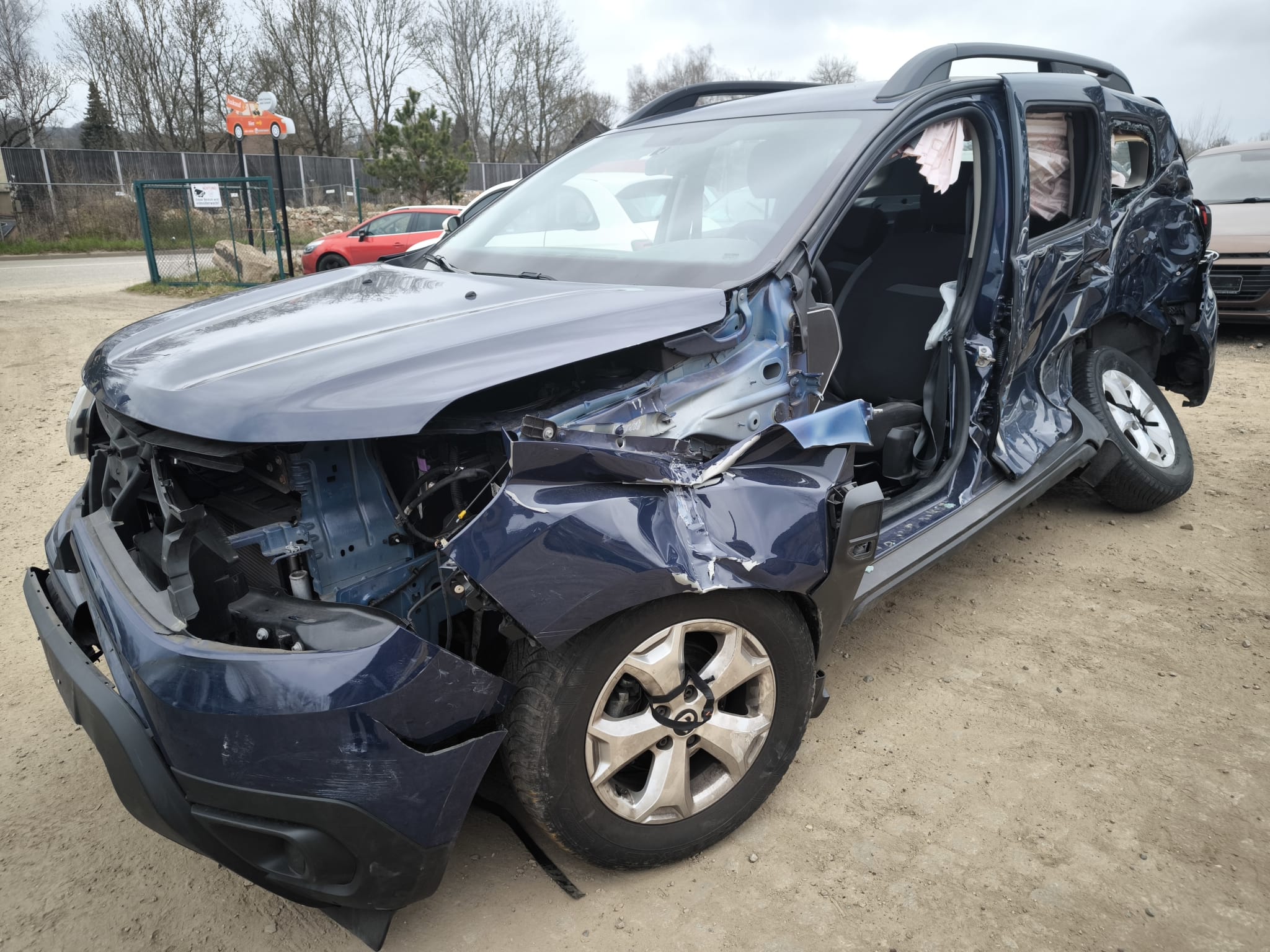 Unfall Dacia Duster als stark beschädigtes SUV in Menden verkaufen