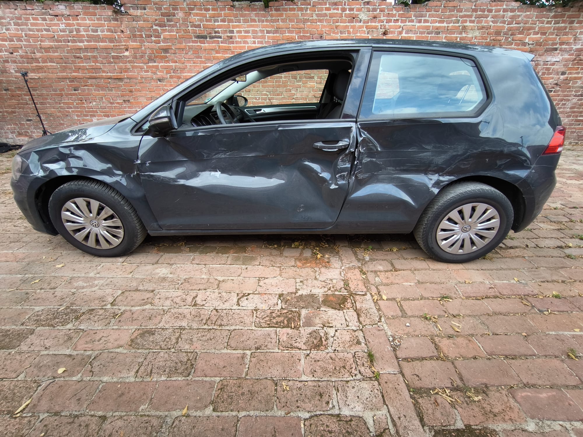 Unfallwagen VW Golf mit starkem Seitenschaden in Menden verkaufen