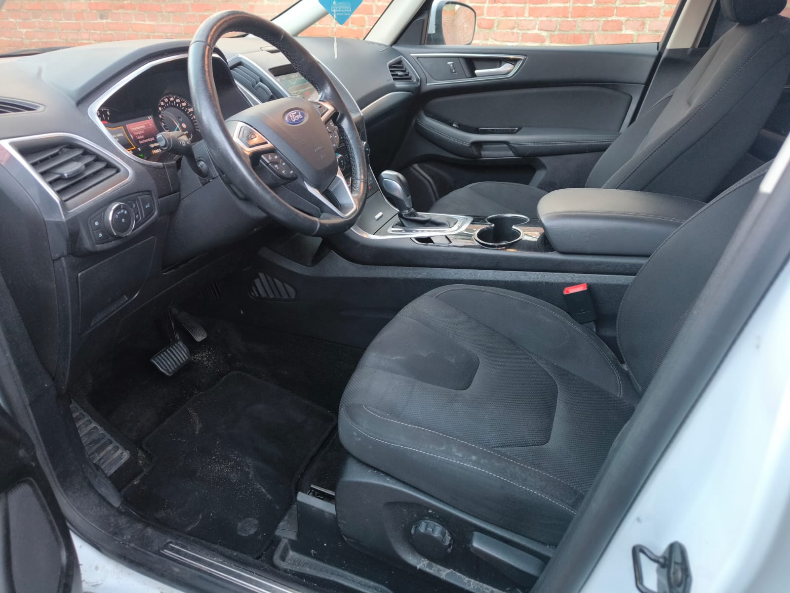 Ford SUV Innenraum nach erfolgreichem Autoverkauf in Merseburg über digitalen Prozess