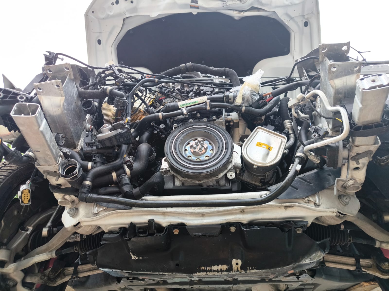 Schwer beschädigter Motorraum mit Frontschaden von verkauftem Unfallwagen in Merseburg für einfachen Auto Verkauf