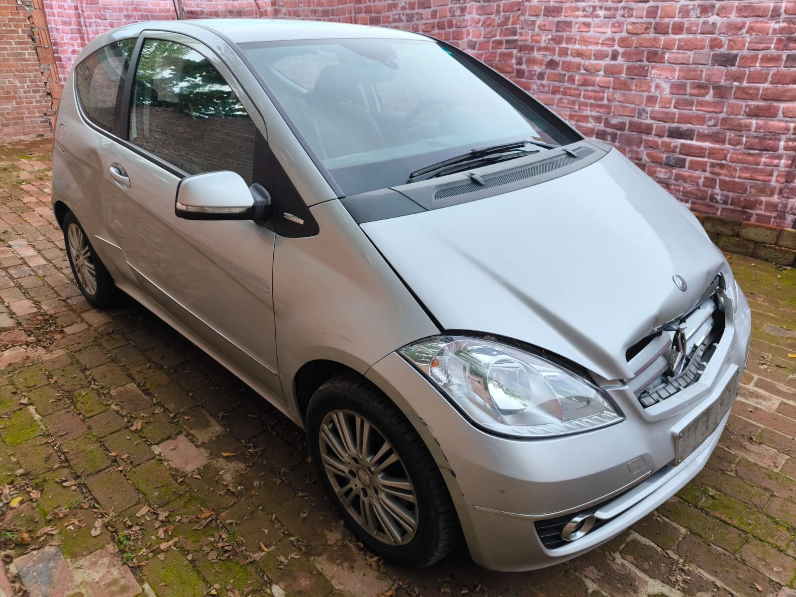 Silbernen Mercedes A Klasse mit Frontschaden in Mettmann erfolgreich verkaufen