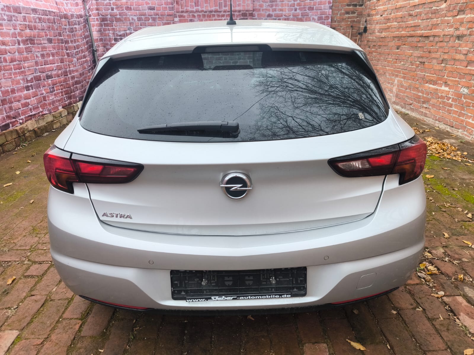 Silberner Opel Astra von hinten in einem Hinterhof nach dem Autoverkauf in Minden