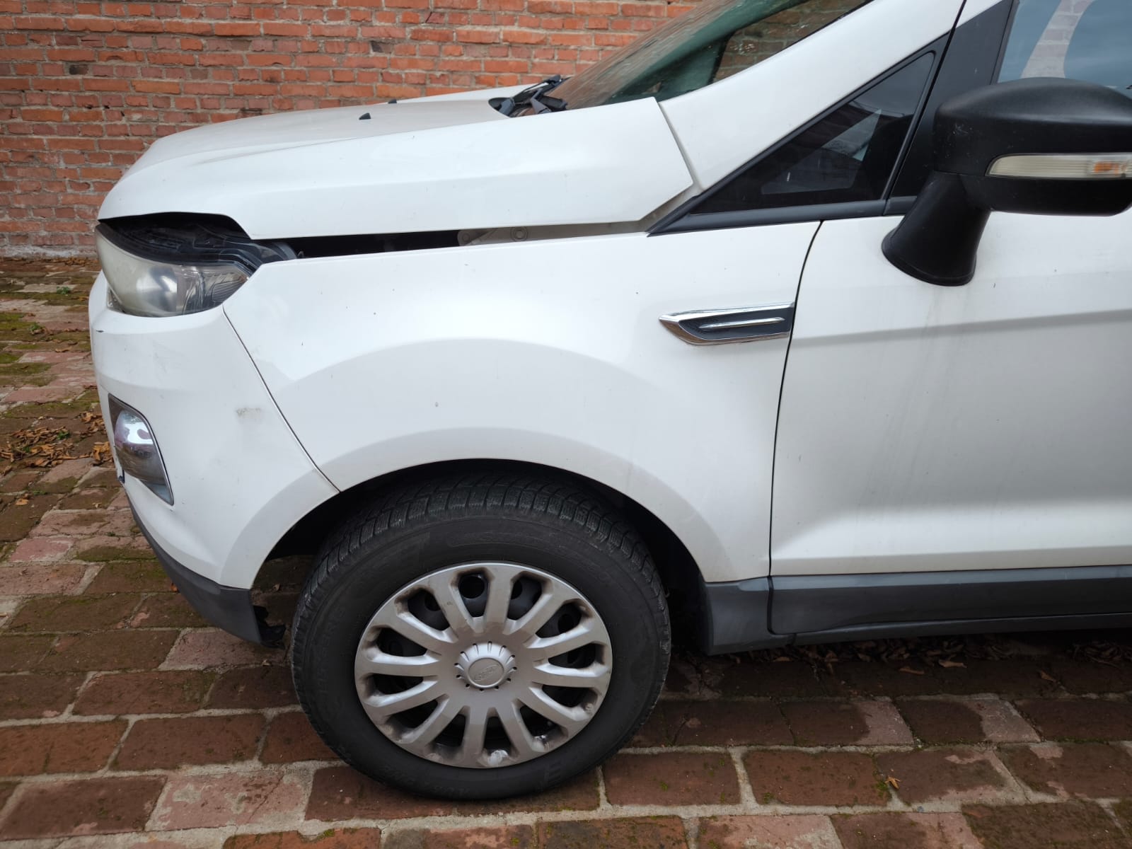 Beschädigter Ford SUV mit Frontschaden nach Unfall in Mönchengladbach für schnellen Unfallwagenverkauf