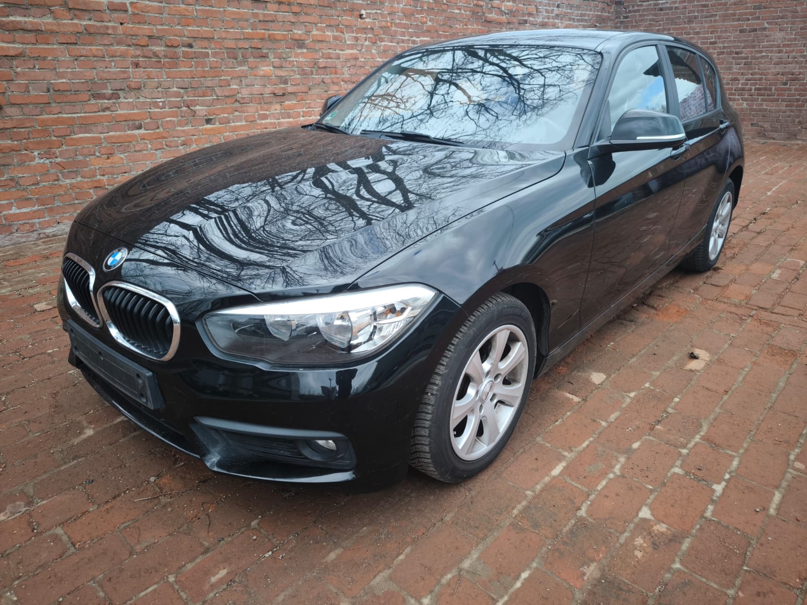 BMW 1er in Moers als bereits verkaufter Unfallwagen für Autoankauf und Verkauf von defekten Autos innerhalb des Stadtgebiets