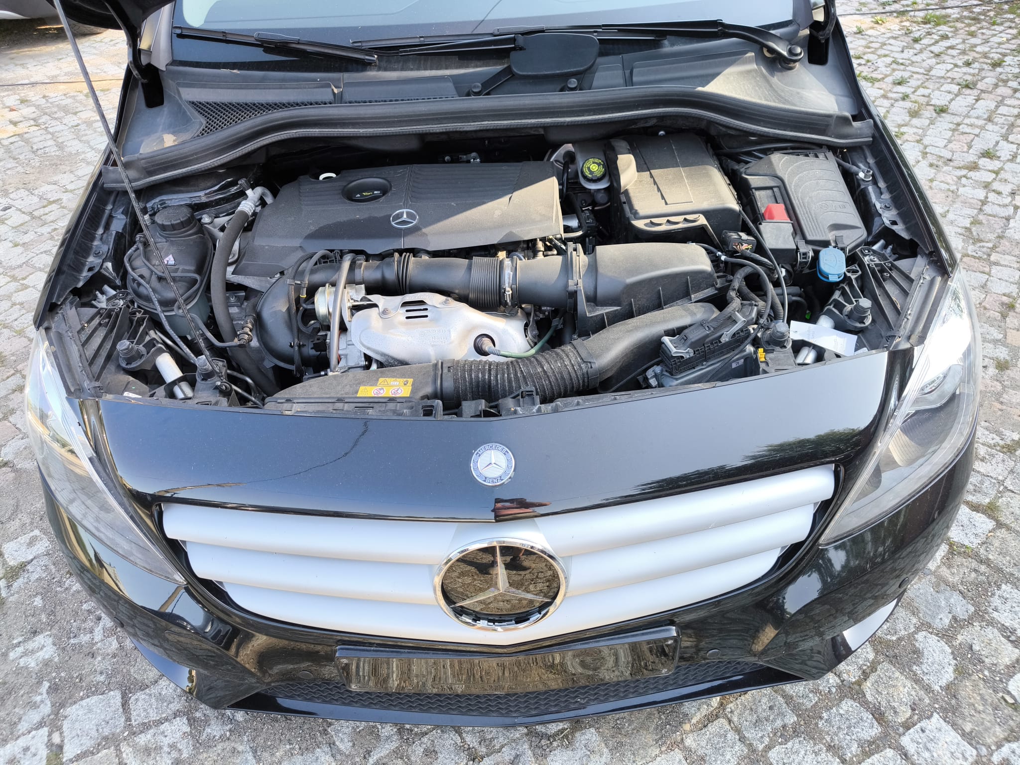 Motorraum eines Mercedes mit Motorschaden in Monheim am Rhein verkaufen