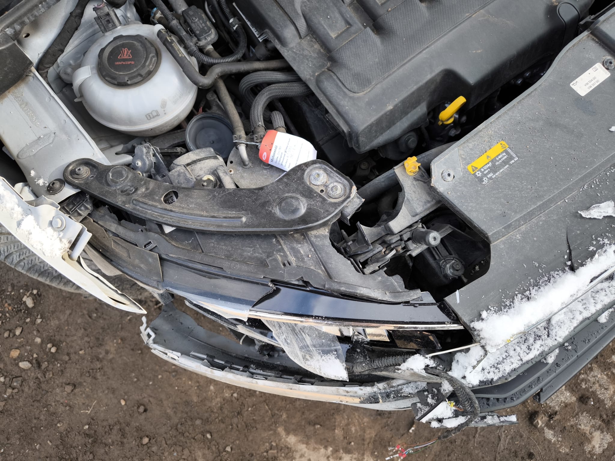 Beschädigte Front eines Unfallwagens mit sichtbarem Motorraum in Monheim am Rhein verkaufen