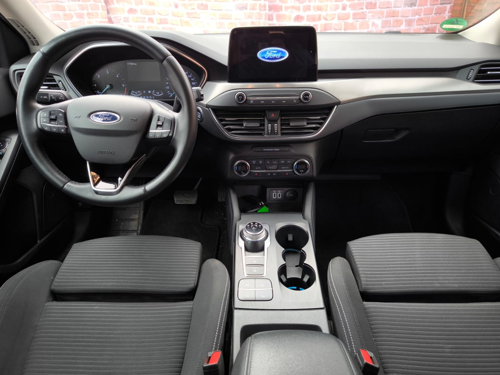 Ford Innenraum nach erfolgreichem Autoankauf durch Fachleute in Mülheim an der Ruhr verkaufen