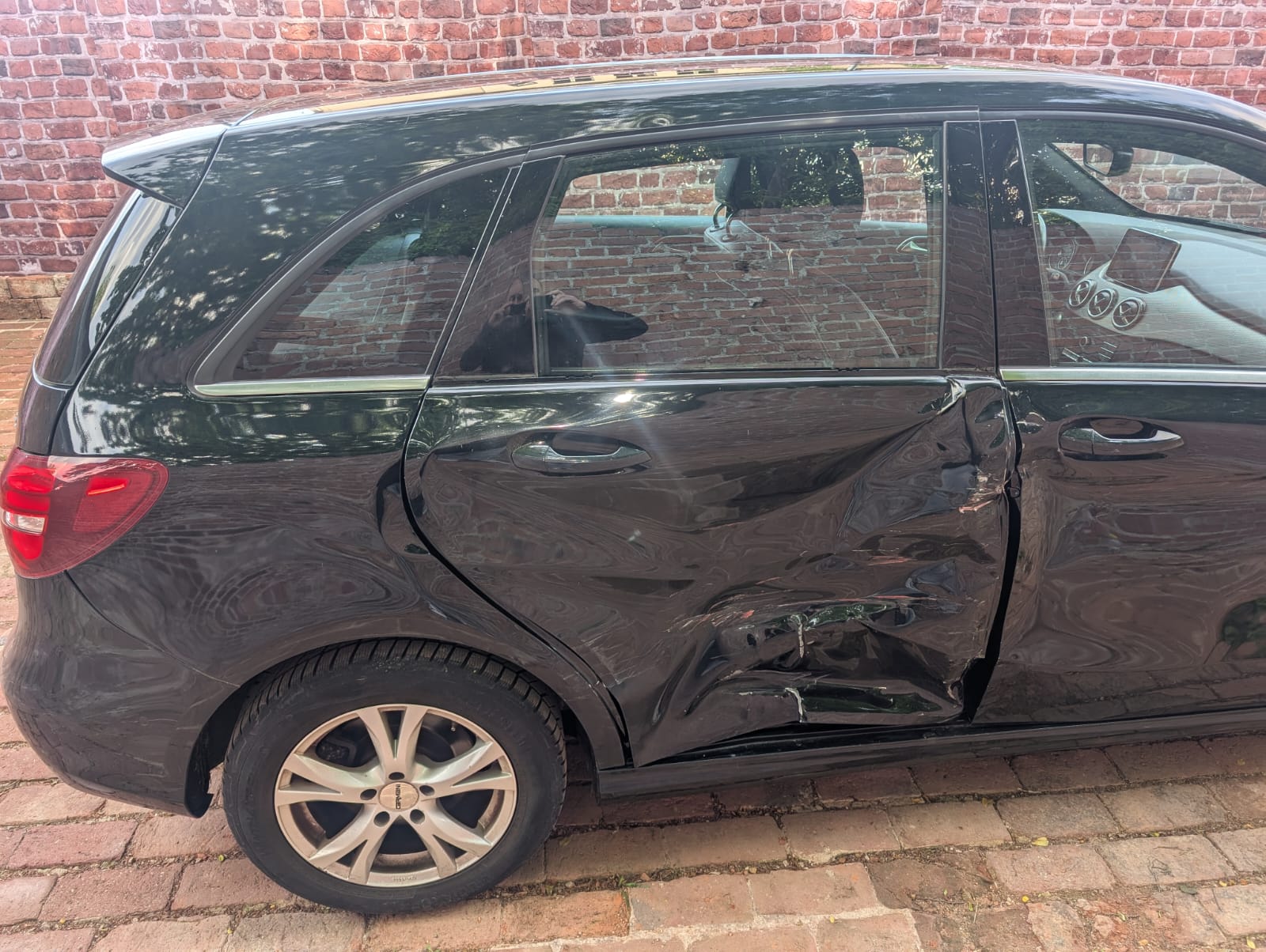 Beschädigte Mercedes B-Klasse mit stark eingedrückter Seitentür nach Unfall für Verkauf als Unfallwagen in Nettetal