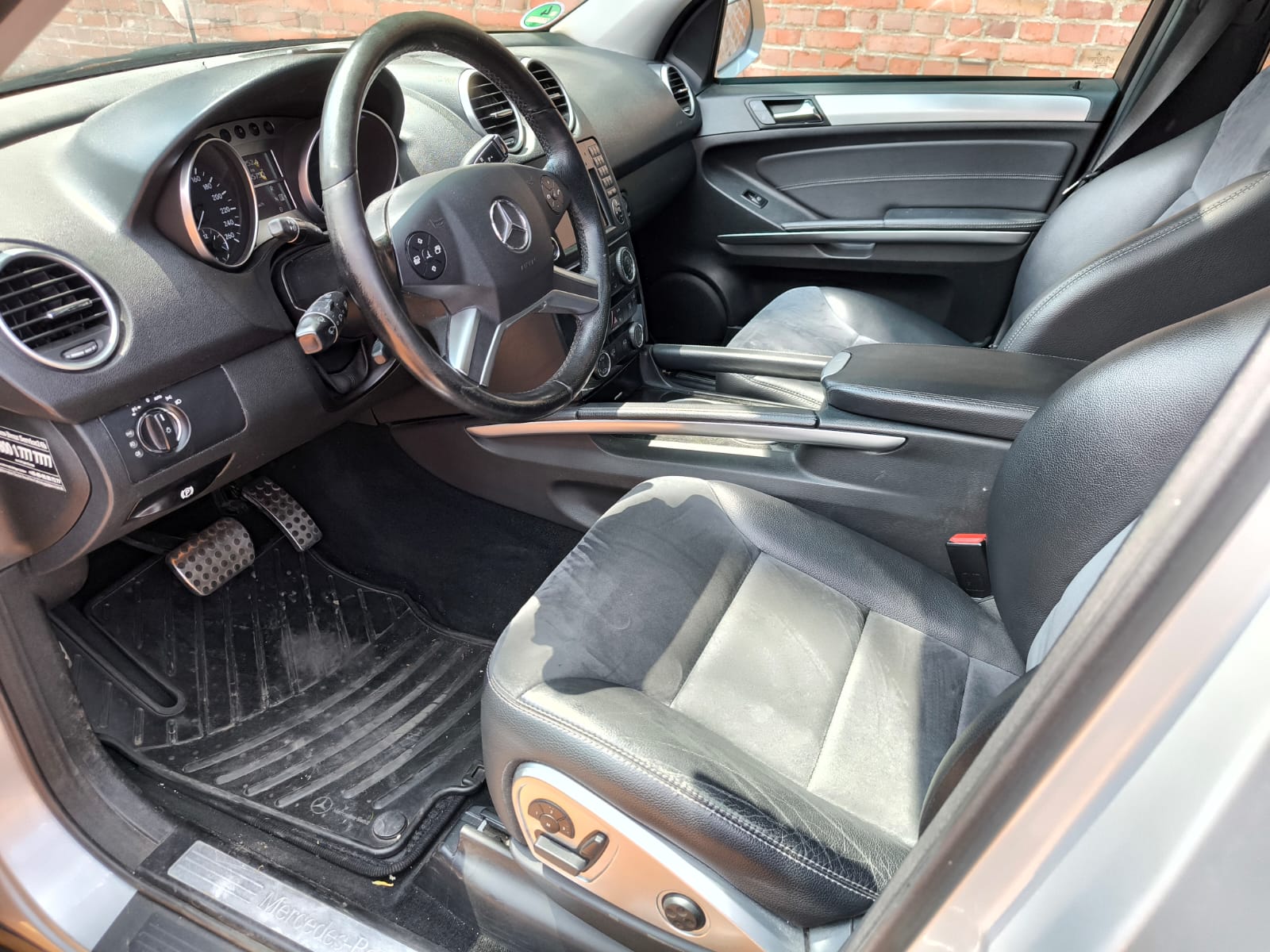 Gebrauchten Mercedes mit defekter Technik in Neu-Ulm verkaufen - gepflegter Innenraum mit Fahrersitz und Armaturenbrett