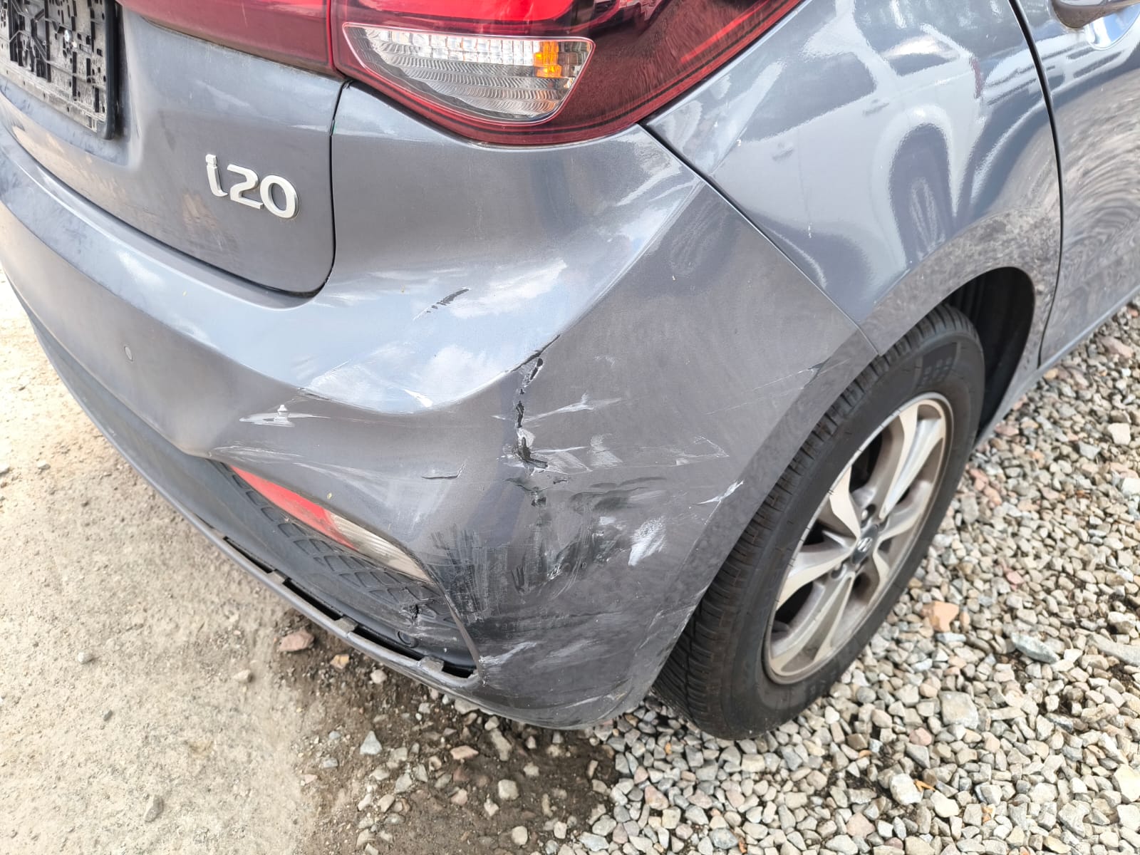 Beschädigter Hyundai i20 mit Heckschaden nach Unfall in Neu-Ulm als Beispiel zum Unfallauto verkaufen