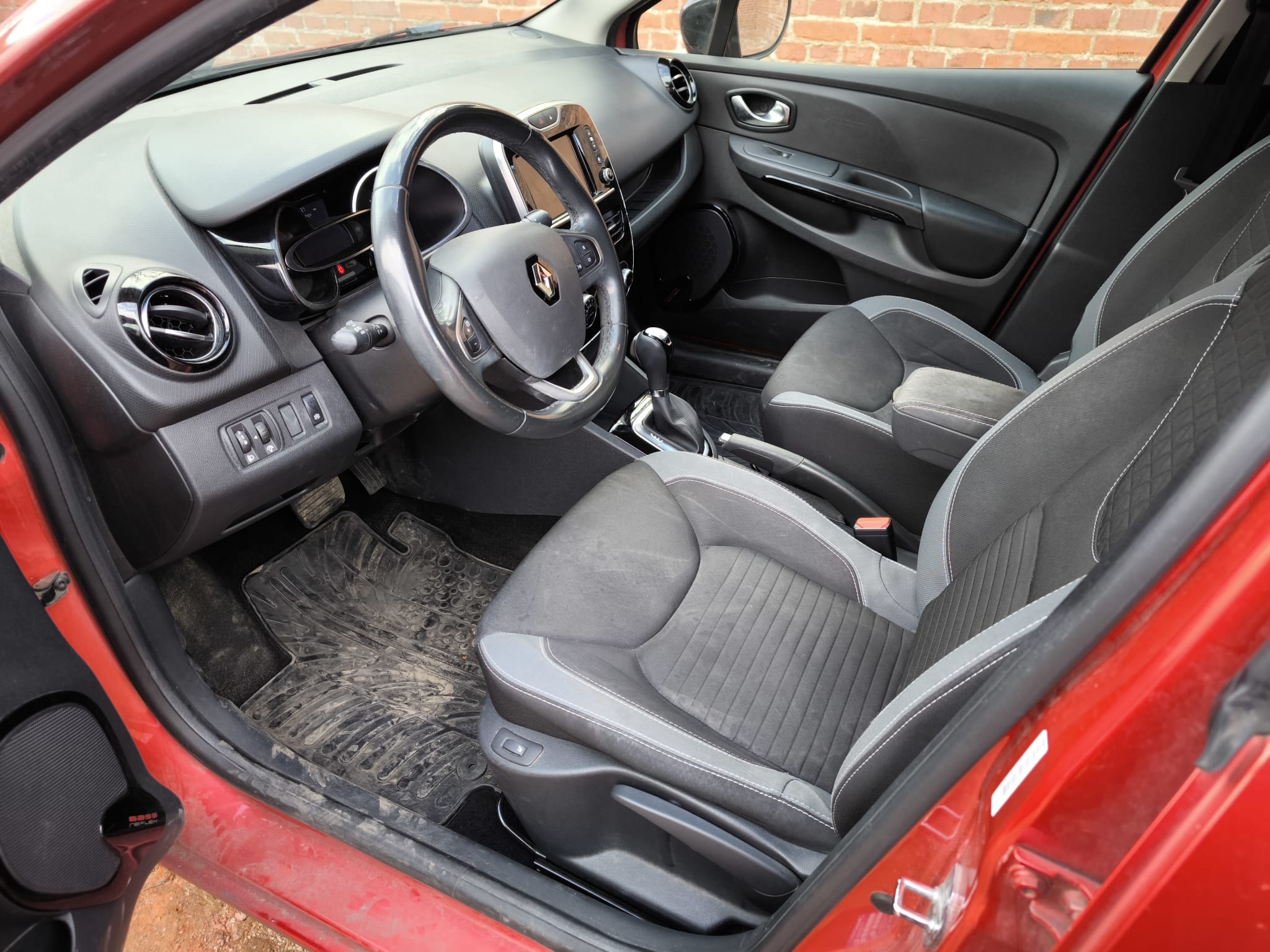 Innenraum eines gebrauchten Renault Clio in Neubrandenburg der bereits verkauft wurde und dessen Zustand den Verkaufspreis beim Auto verkaufen beeinflusst