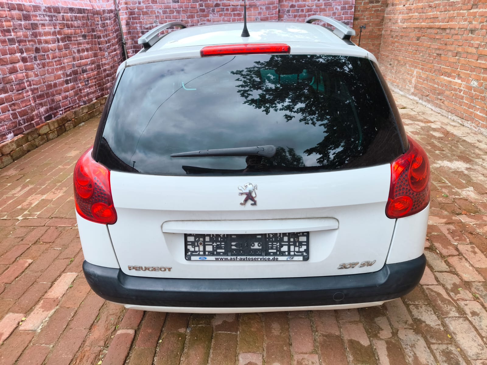 Weißer Peugeot 207 SW Kombi bereits verkauft an Händler beim Auto verkaufen in Neuburg an der Donau mit sicherer und transparenter Abwicklung