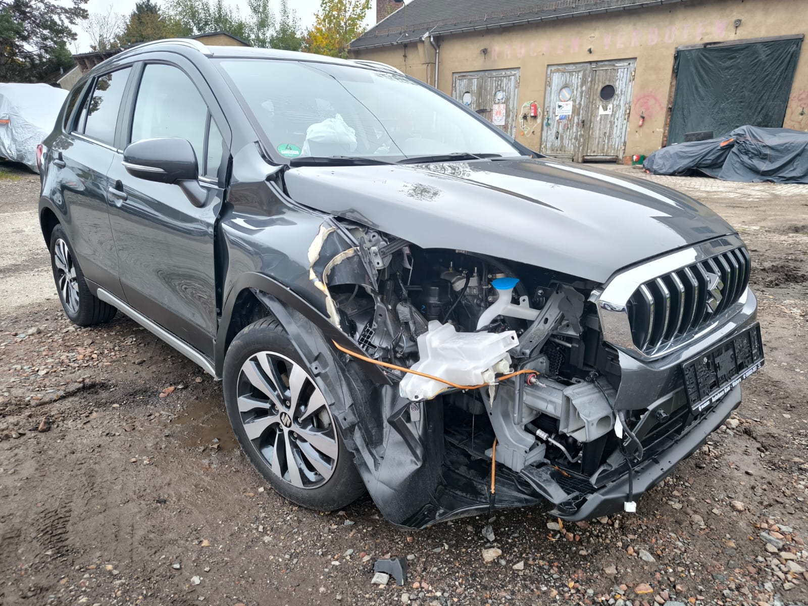 Schwer beschädigter Suzuki Unfallwagen mit Frontschaden in Neumarkt in der Oberpfalz verkaufen