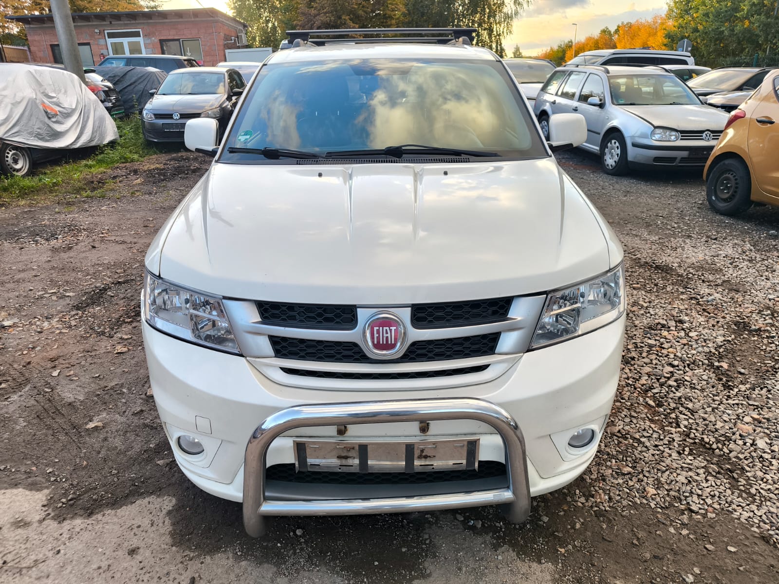Weißer Fiat SUV mit Motorschaden auf Schotterplatz nach Verkauf in Neumünster