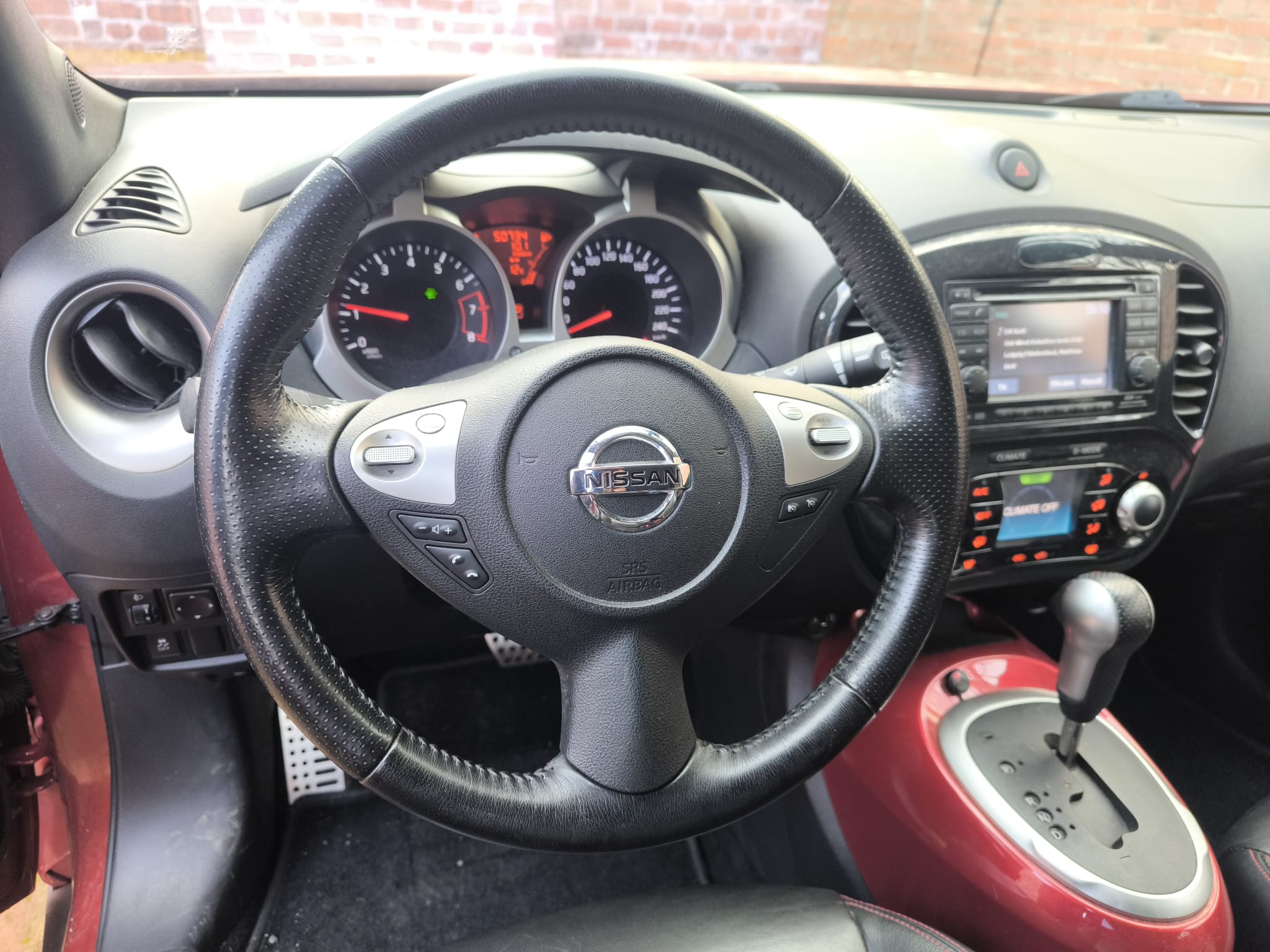 Innenraum eines Nissan Juke mit Automatikgetriebe für marktgerechte Fahrzeugbewertung und sicheren Auto verkaufen Service in Neumünster