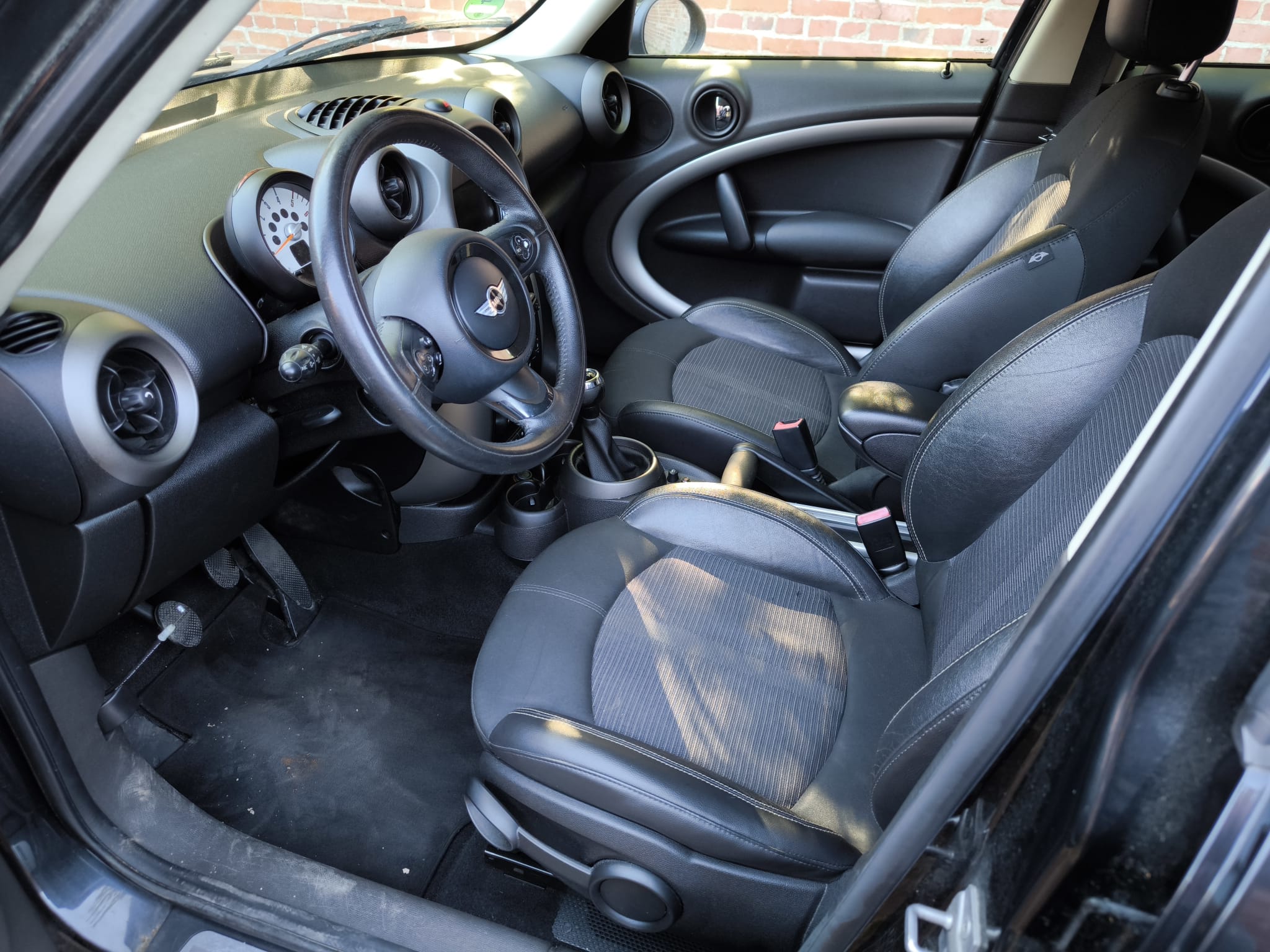 Mini Cooper Innenraum in Neunkirchen für schnellen Auto Verkauf fotografiert