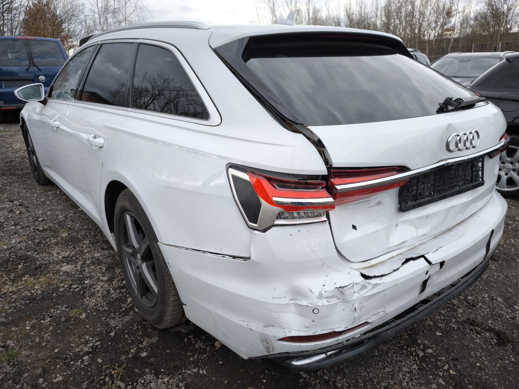 Beschädigter Audi Kombi mit Heckschaden nach Unfall, bereits verkauft an Unfallwagenhändler in Neunkirchen