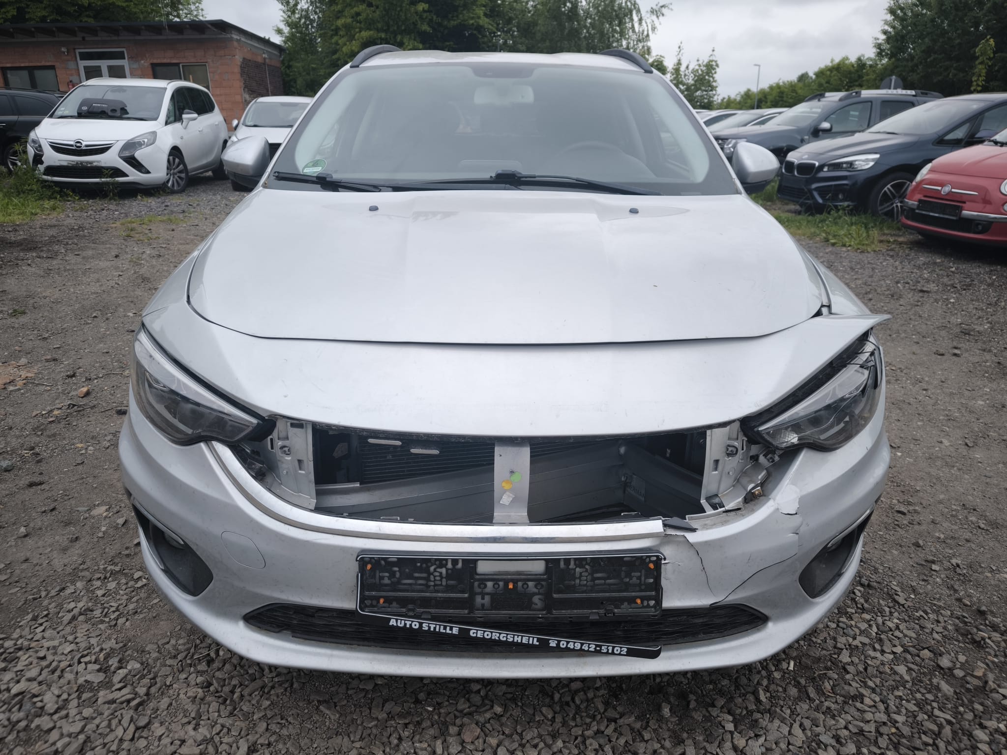 Beschädigter Fiat Kombi mit Getriebeschaden auf Schotterplatz in Neuss verkaufen