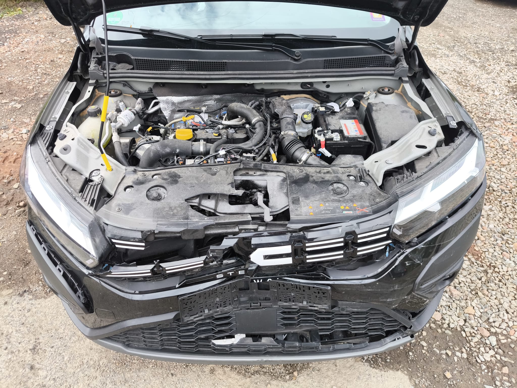 Beschädigter VW Taigo mit Frontschaden und offener Motorhaube nach Unfall in Neuss verkaufen