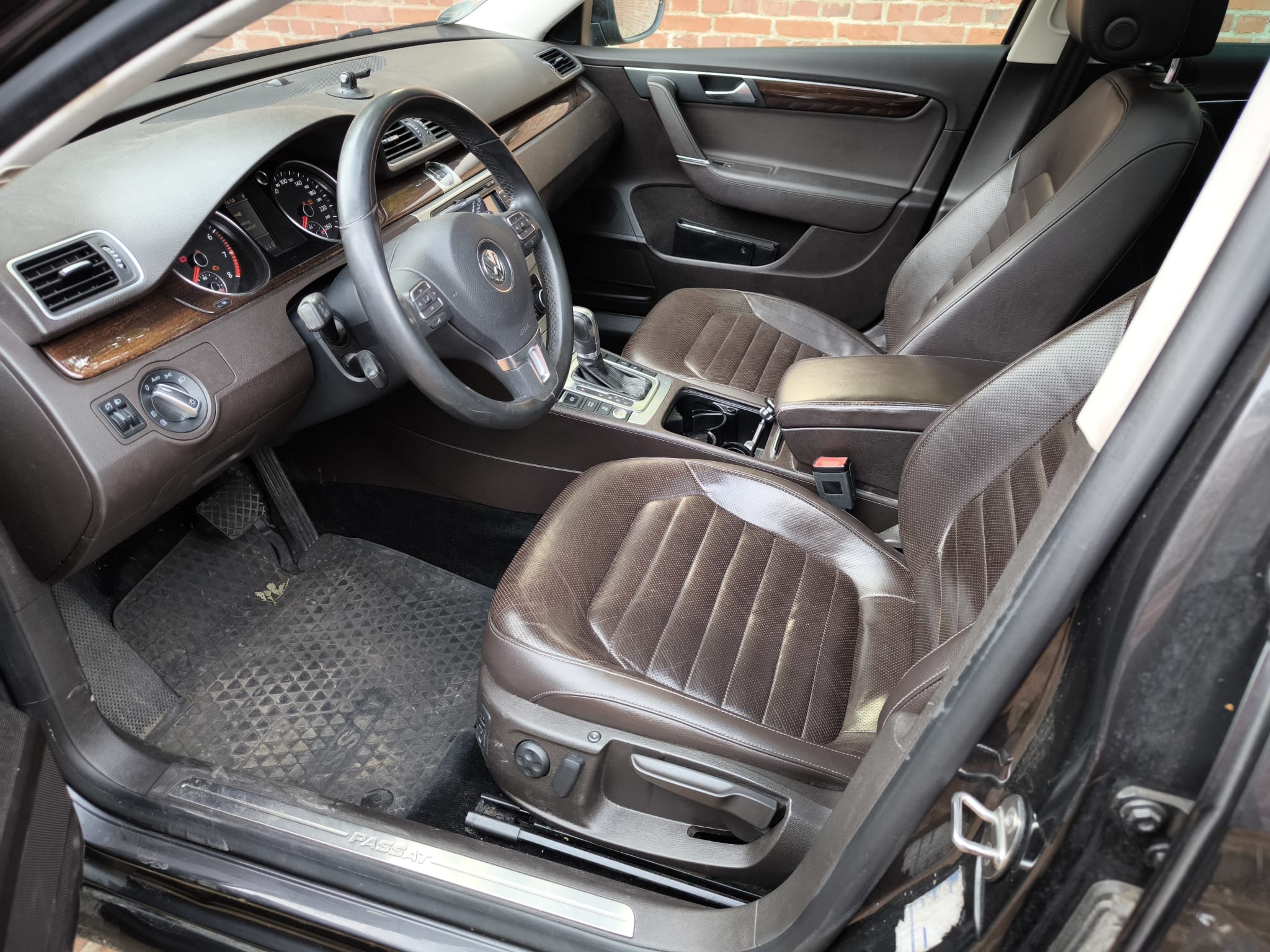 Innenraum eines gebrauchten VW Passat mit Ledersitzen und Cockpit, wie er nach dem Autoverkauf in Neuss übernommen wurde