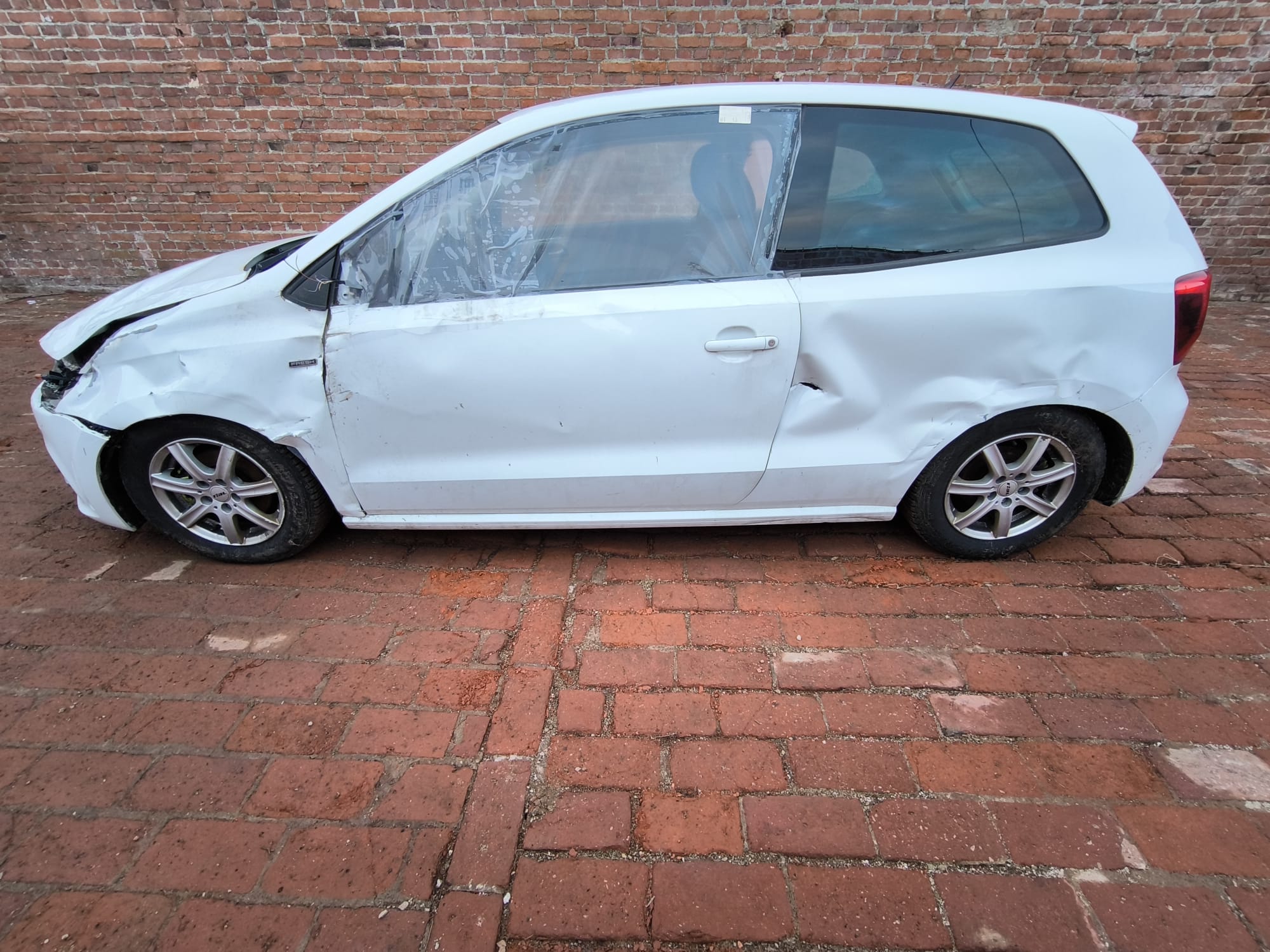 Verunfallten VW Polo in Neustadt am Rübenberge verkaufen nach starkem Seitenschaden