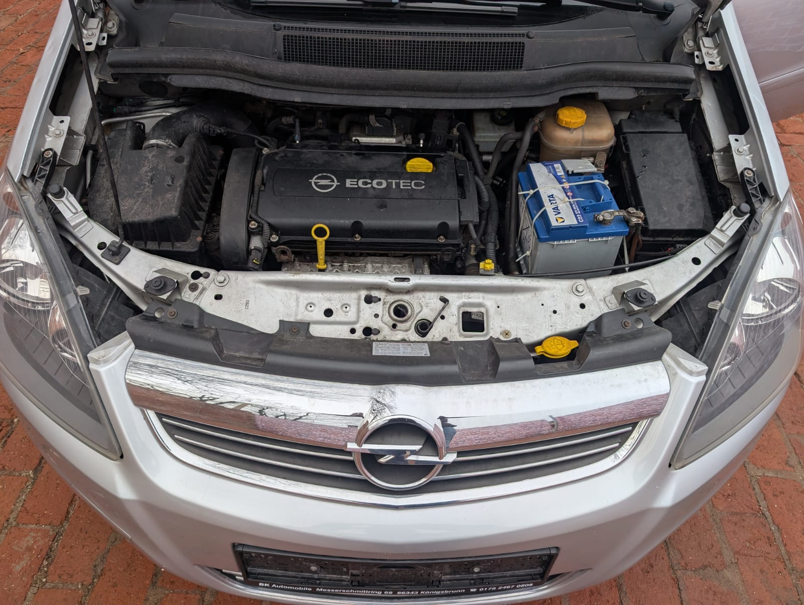 Opel mit geöffnetem Motorraum nach Getriebeschaden in Neustadt an der Weinstraße verkaufen