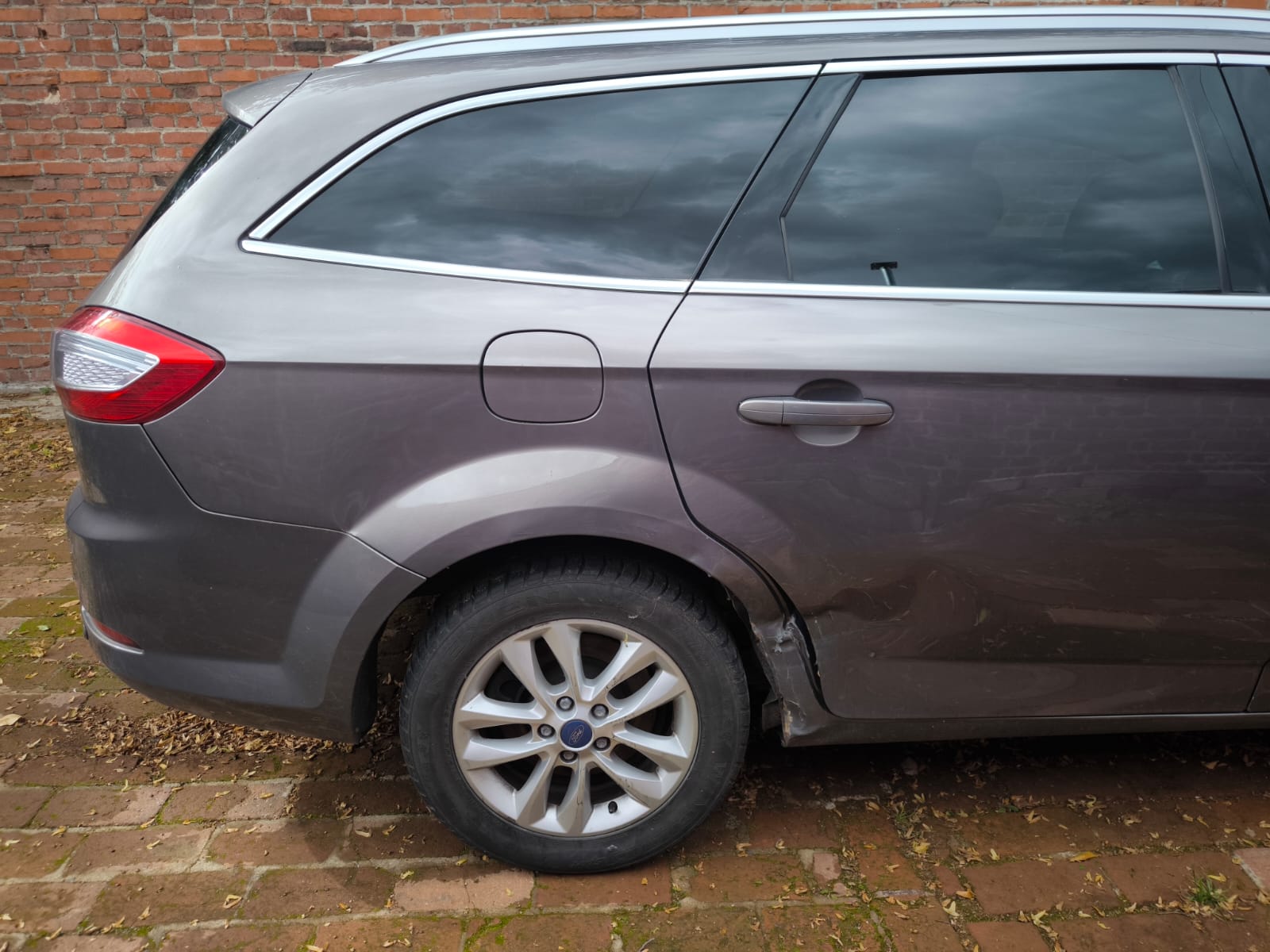 Beschädigter Ford Kombi mit Seitenschaden nach Unfall in Neustadt an der Weinstraße verkaufen