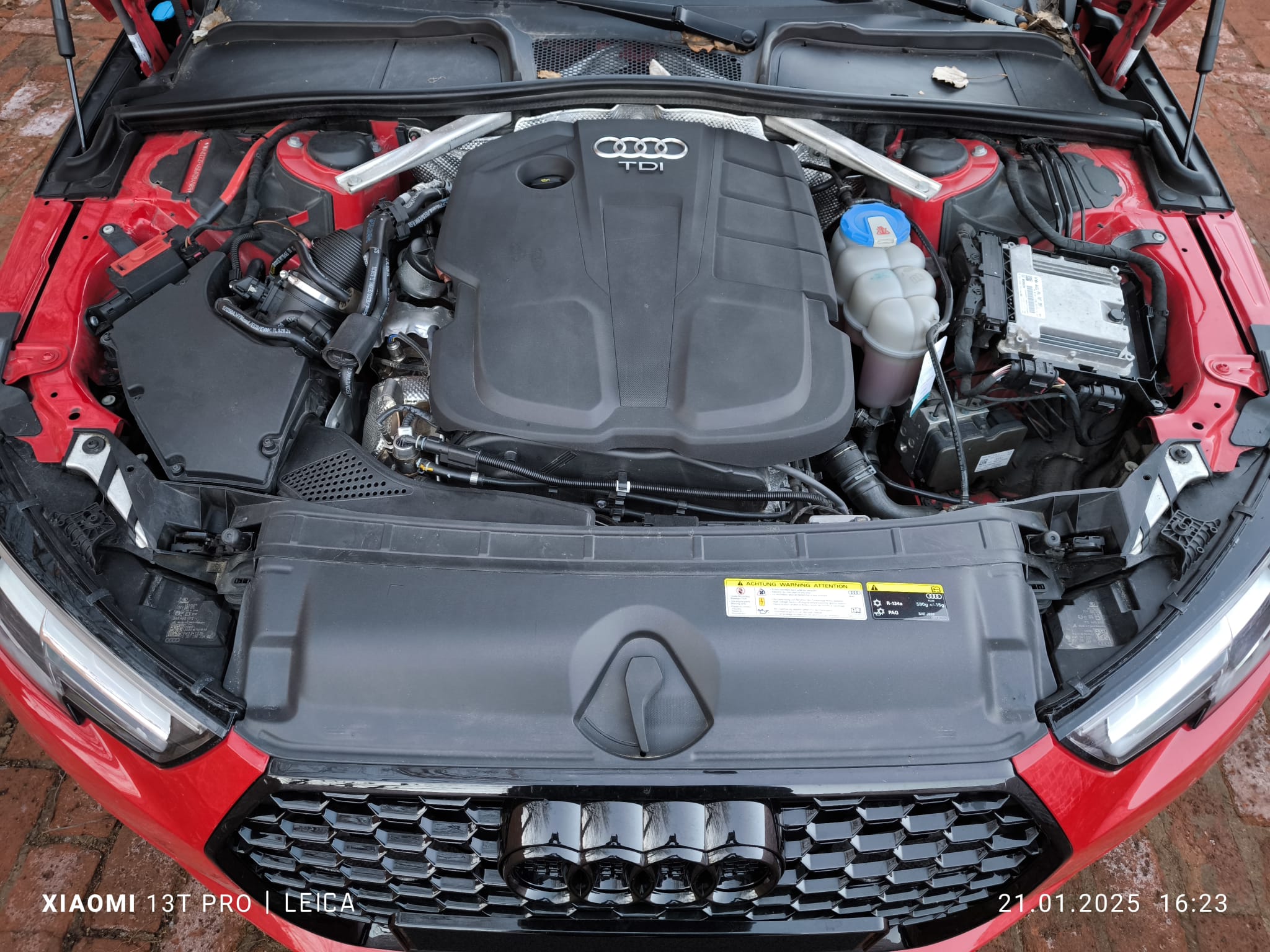 Audi TDI mit Motorschaden im Motorraum nach Verkauf in Neuwied fotografiert