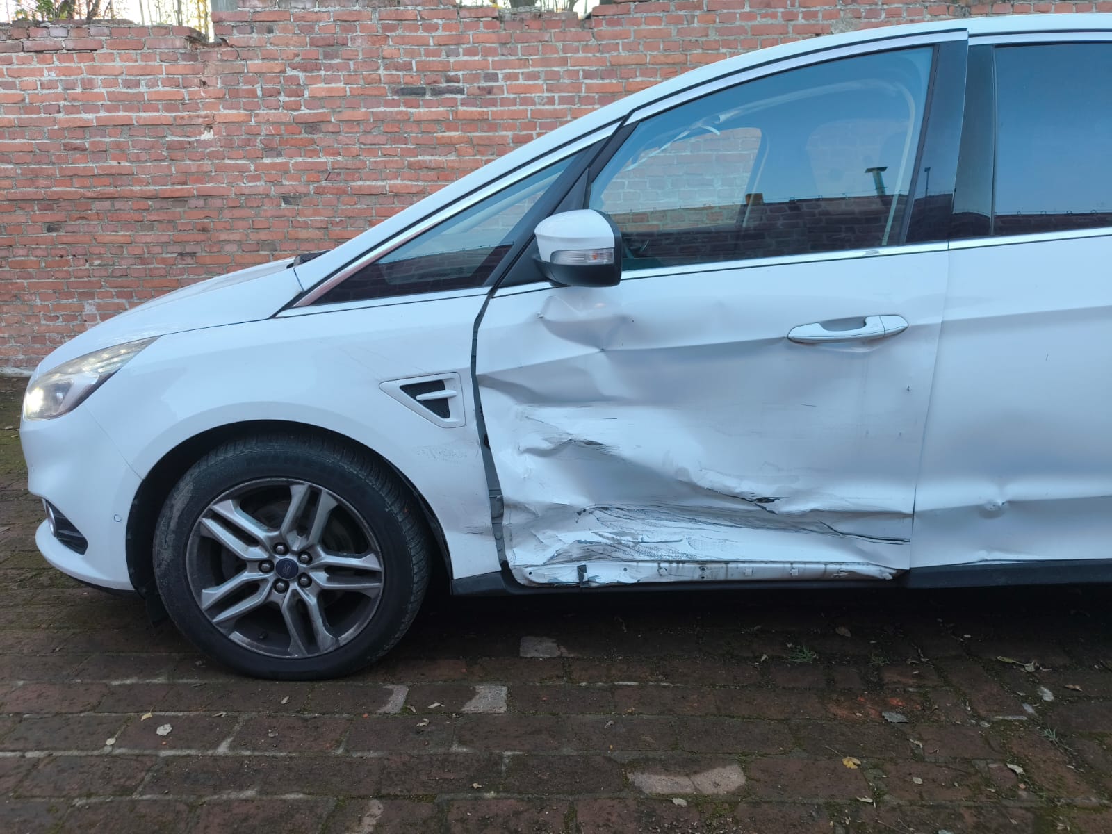 Beschädigten Ford S Max mit starkem Seitenschaden in Niederkassel verkaufen nach professioneller Unfallwagen Bewertung