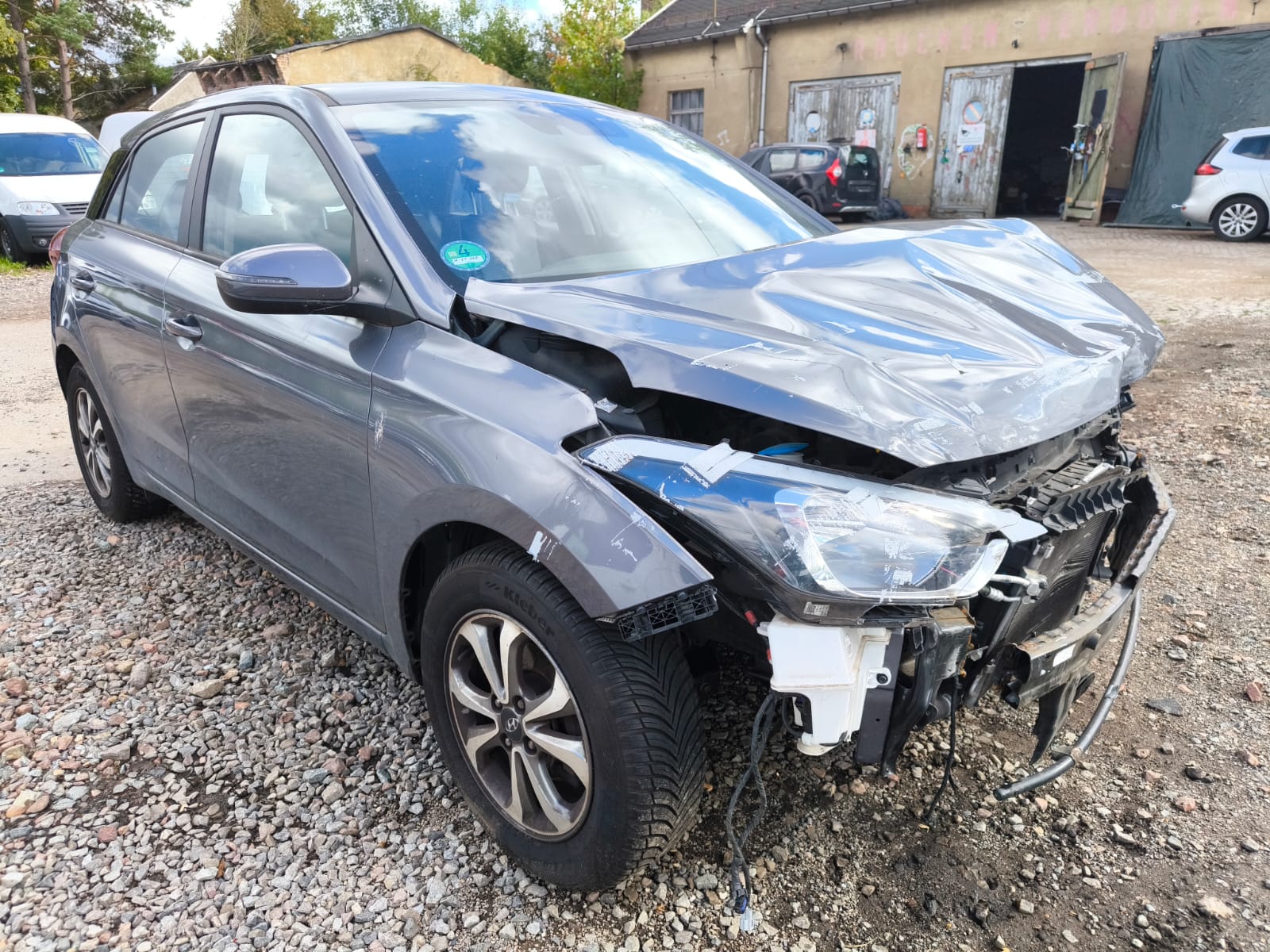Hyundai i20 mit starkem Frontschaden nach Unfall auf Schotterplatz in Norderstedt erfolgreich verkauft