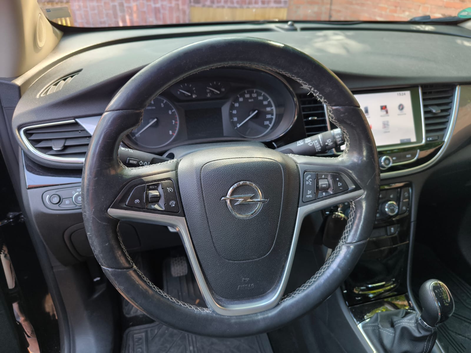 Opel Innenraum mit Lenkrad und Armaturenbrett als Beispiel für Auto online verkaufen in Norderstedt