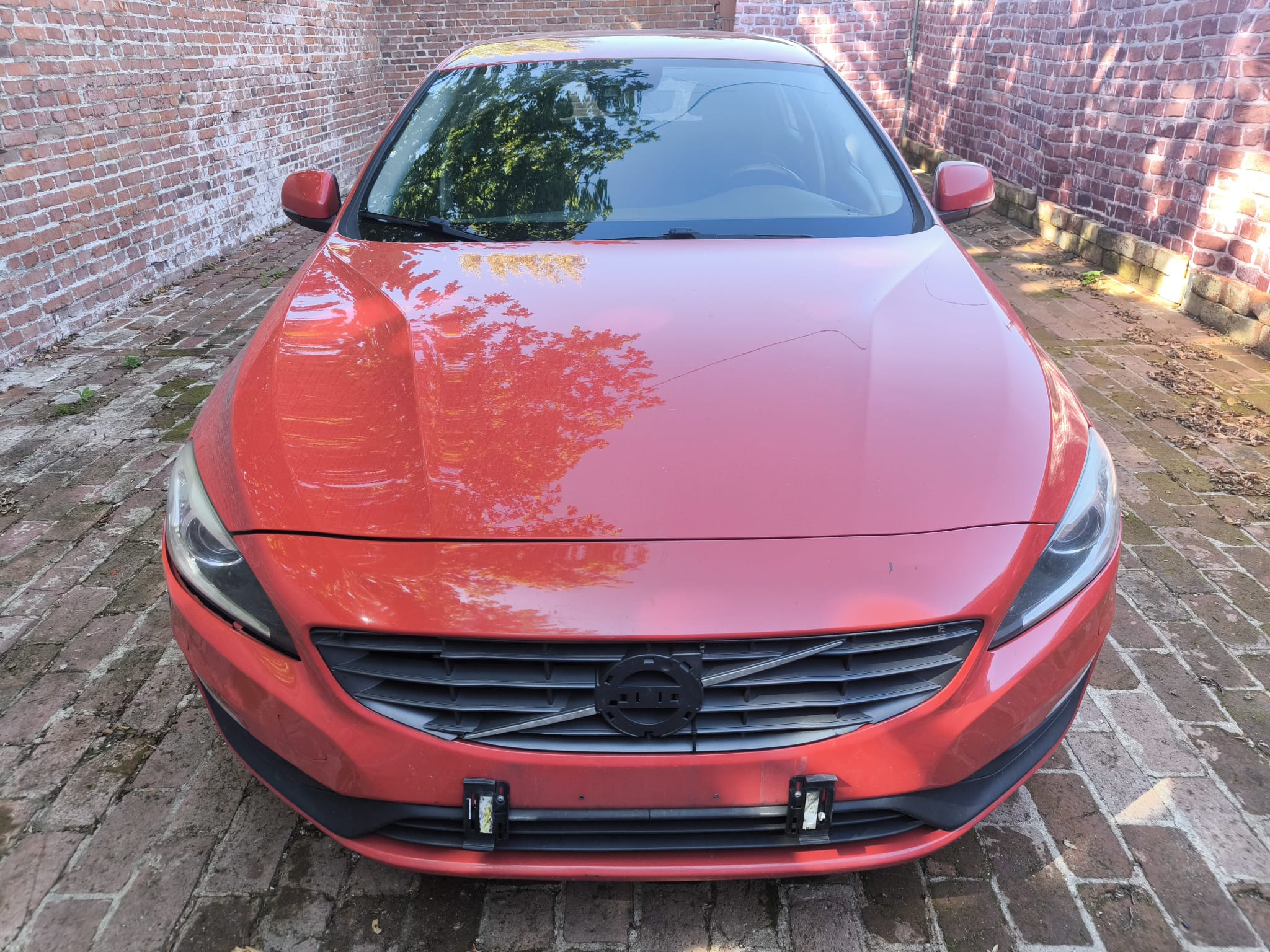 Roter Volvo V40 mit Motorschaden in schmaler Hofeinfahrt in Nordhausen verkaufen