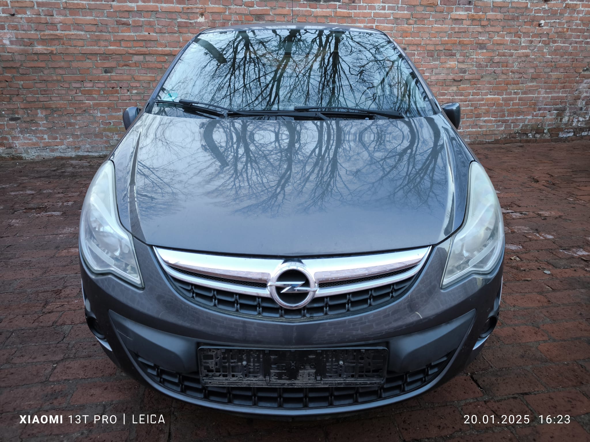 Gebrauchter Opel Corsa mit Motorschaden von vorn vor Backsteinmauer in Nordhorn verkauft