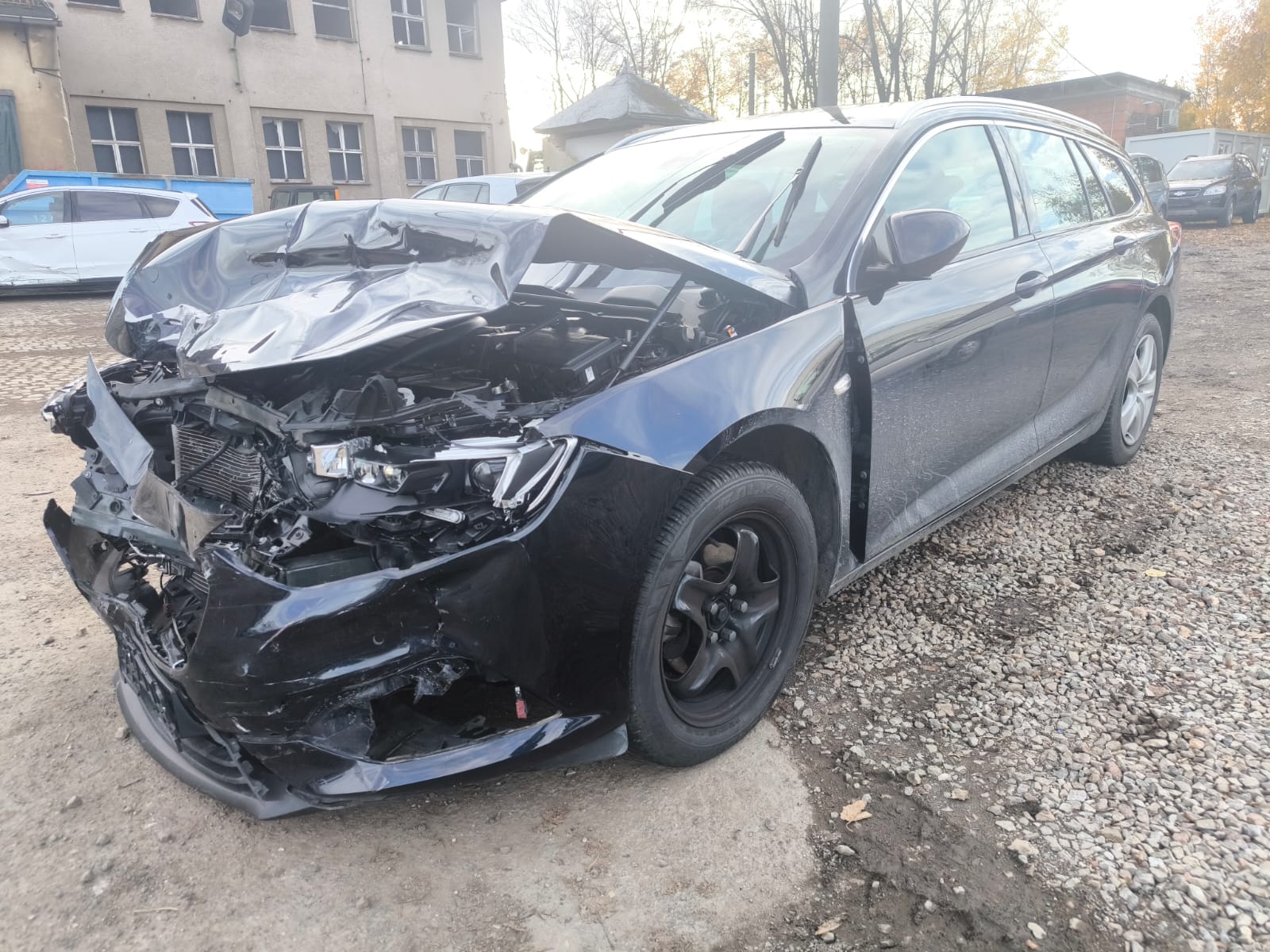 Schwer beschädigter Opel Insignia Kombi mit Frontschaden nach Unfall in Nordhorn erfolgreich verkauft