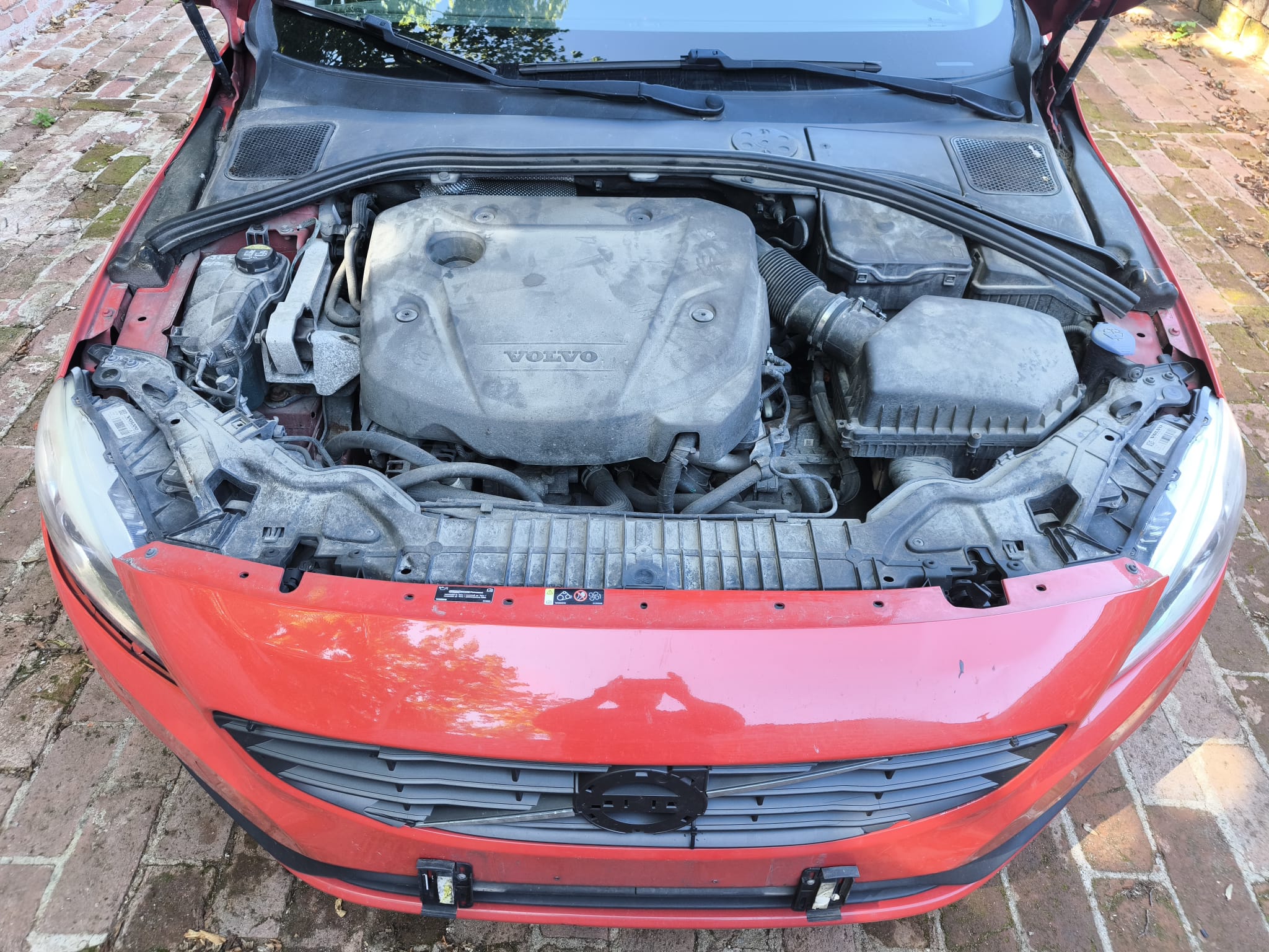 Roter Volvo mit offenem Motorraum und Motorschaden in Nürnberg verkaufen