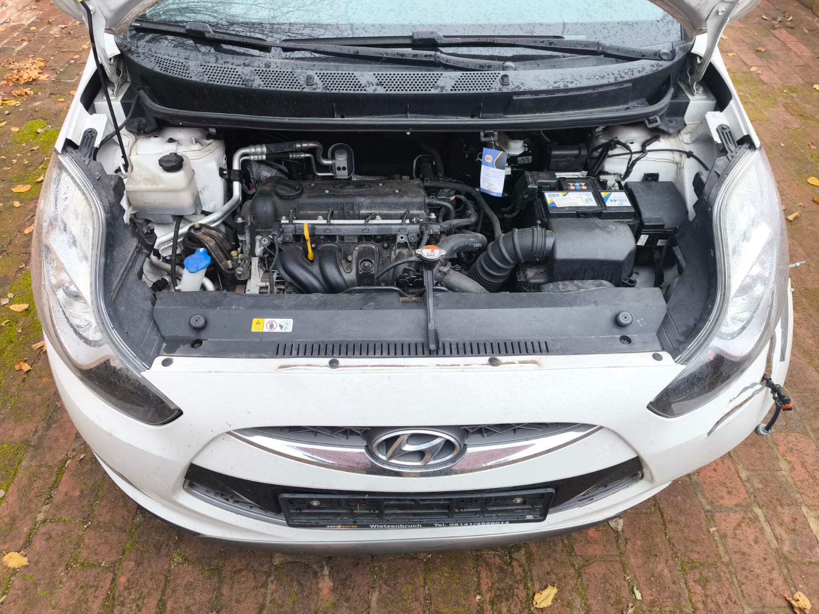 Hyundai i20 mit Frontschaden im Motorraum nach Unfall für schnellen Autoverkauf in Nürnberg