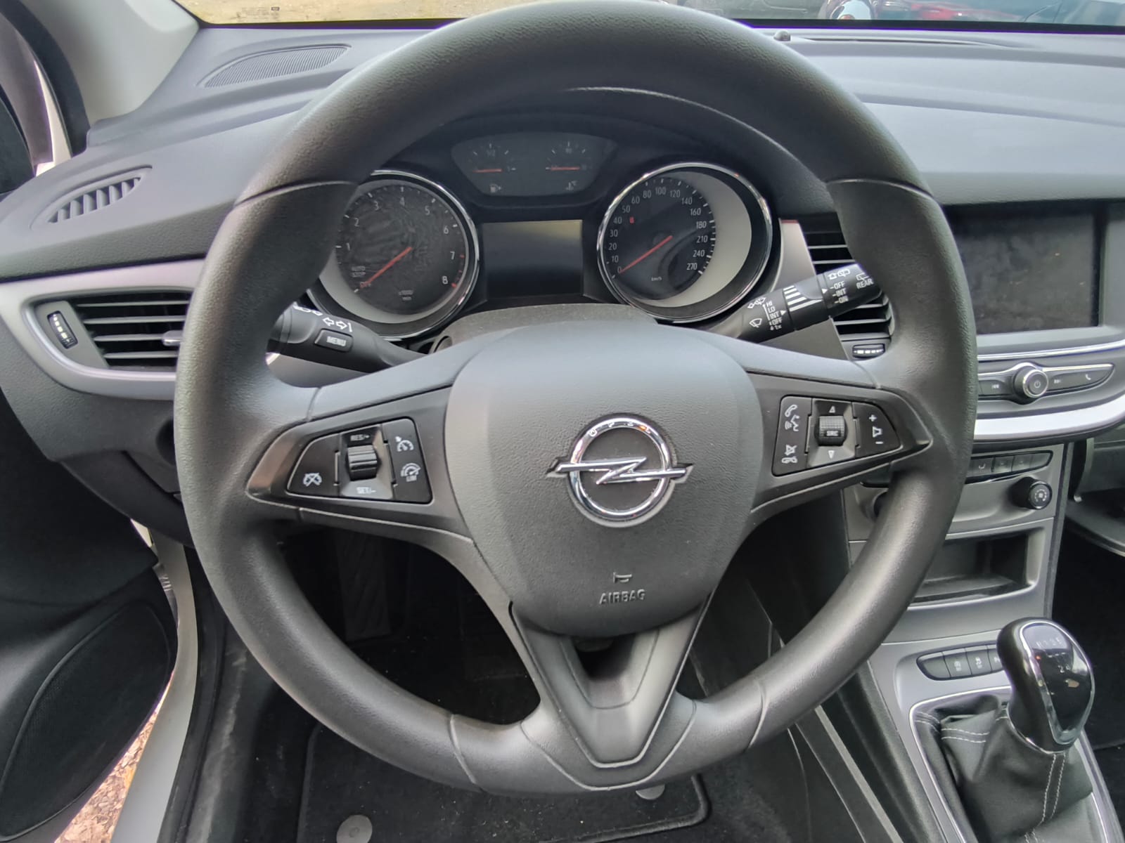 Opel Innenraum mit Lenkrad und Armaturenbrett in Nürtingen für sicheren Auto Verkauf erläutert