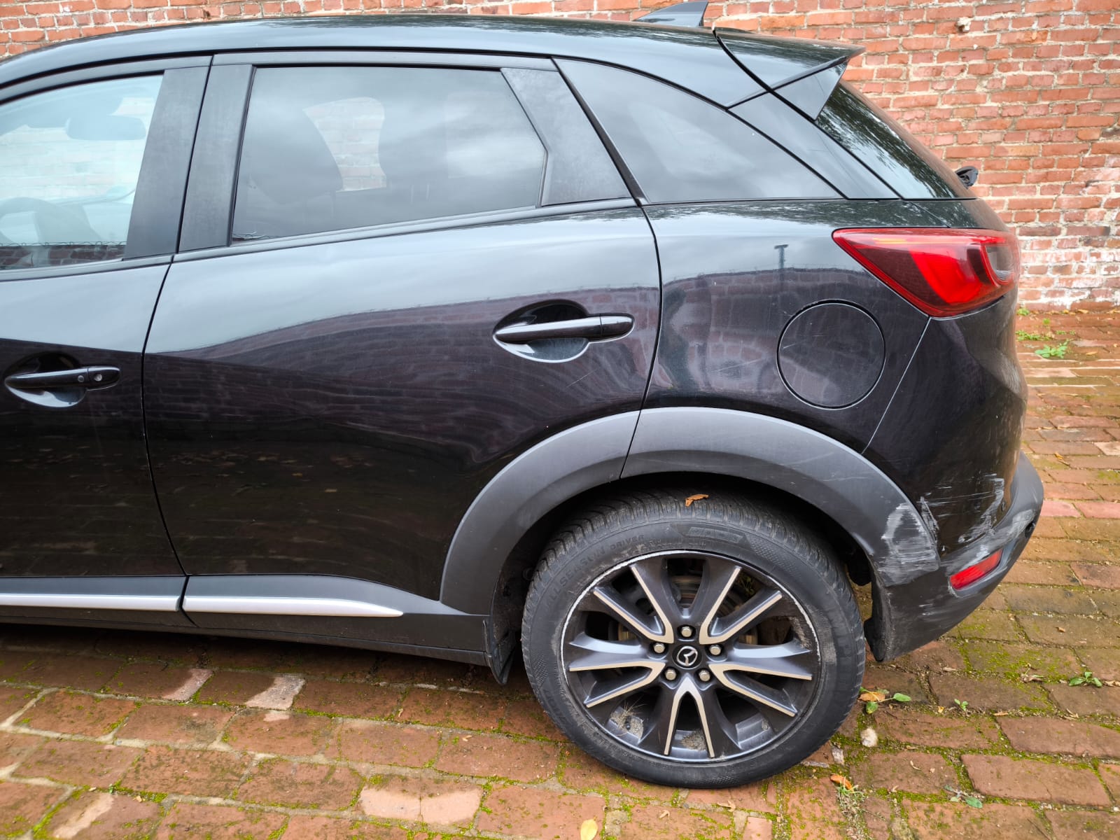 Beschädigter Mazda SUV hinten nach Unfall auf Hof in Oberhausen verkaufen